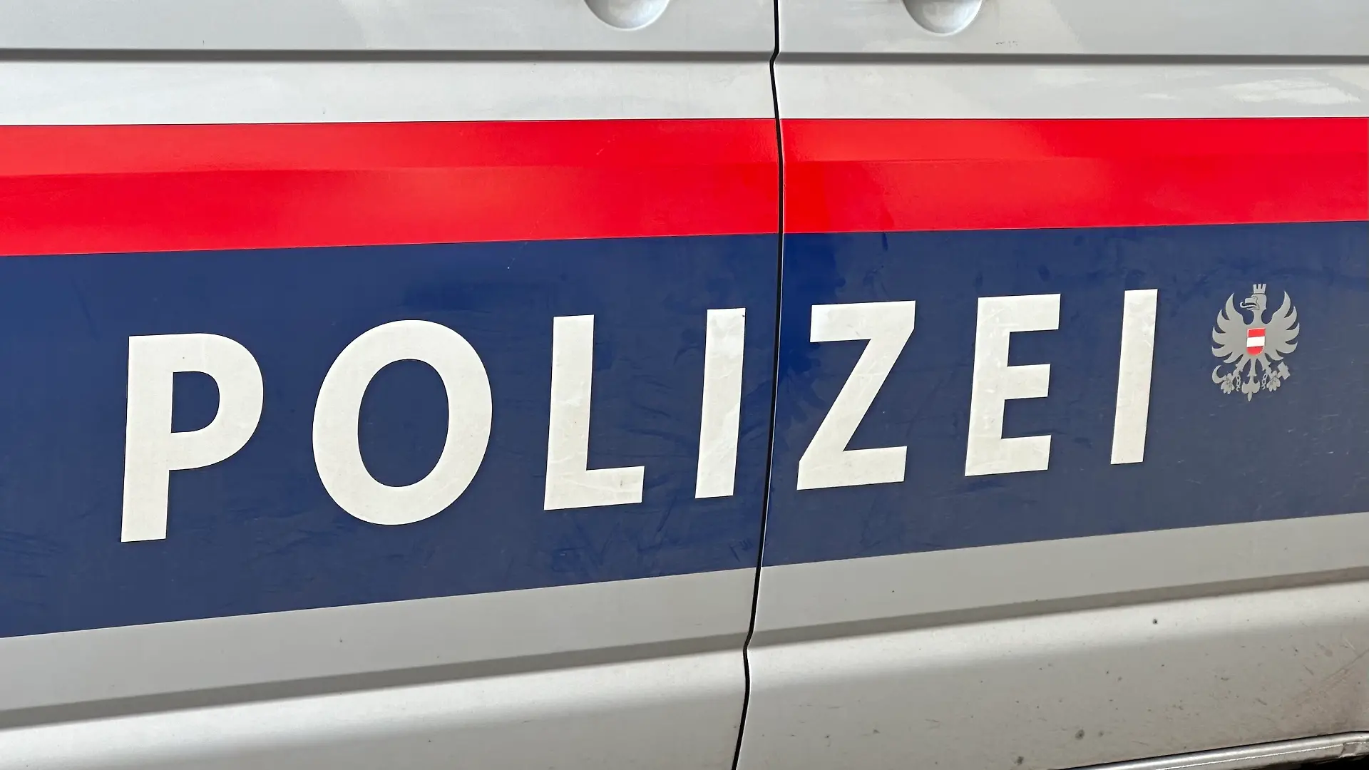 Der Schriftzug „Polizei“ auf einem österreichischen Polizeiauto.