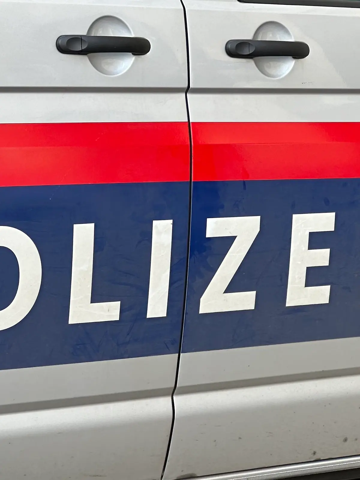 Der Schriftzug „Polizei“ auf einem österreichischen Polizeiauto. 