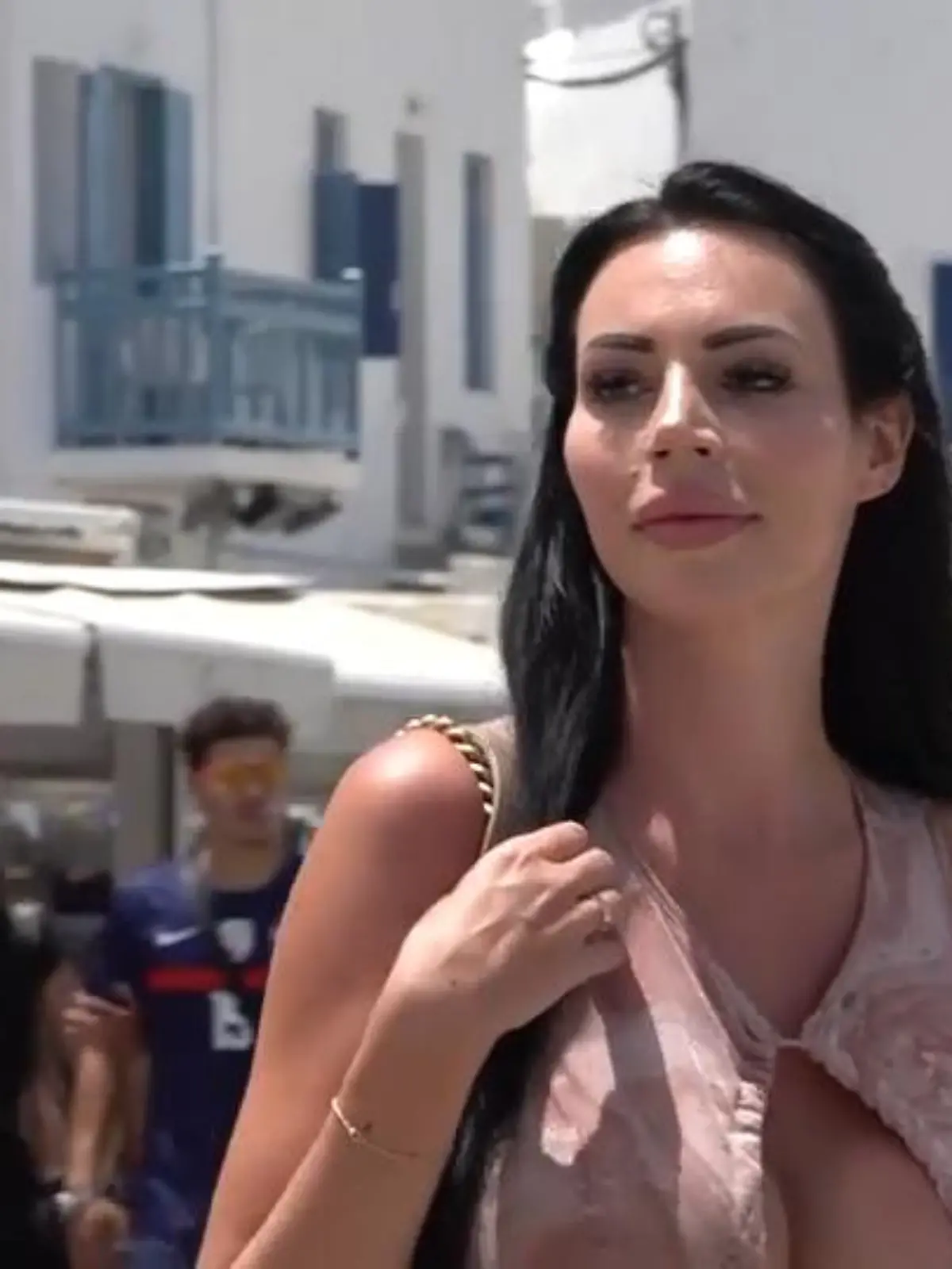 Yvonne Bar ist eine top-verdienende Influencerin mit 2,3 Millionen Follower. Ok, der indische Cricketspieler Virat Kohli hat unfassbare 134 Millionen Follower, aber die gebürtige Frankfurterin, die jetzt in Dubai wohnt, ist ebenso Top- Verdienerin durch Social Media. Reporter Jens Prewo begleitet sie im Urlaub auf Mykonos, den sie mit ihrer Mutter verbringt. Worüber Yvonne und Helga sich als Tochter-Mutter-Gespann sogar in die Wolle kriegen ist ganz besonders spannend. Mehr dazu gibt es im Video.