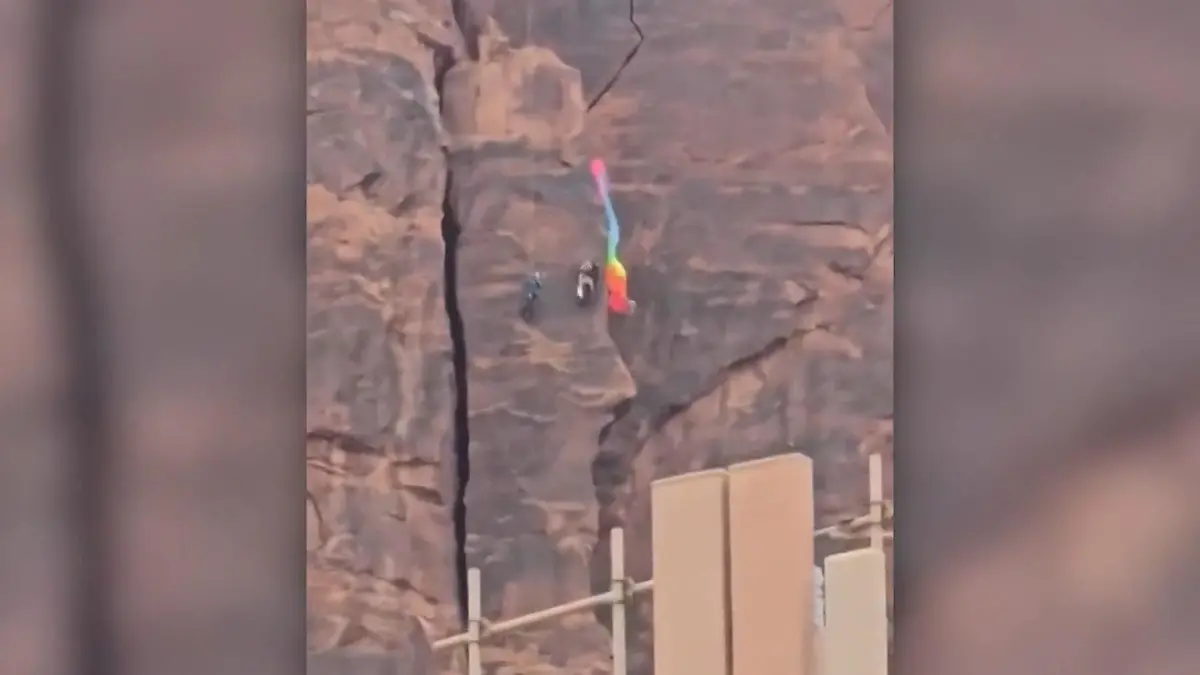 Basejumper knallt gegen Klippe! Fallschirm verheddert sich beim Flug Helikopter rückt an