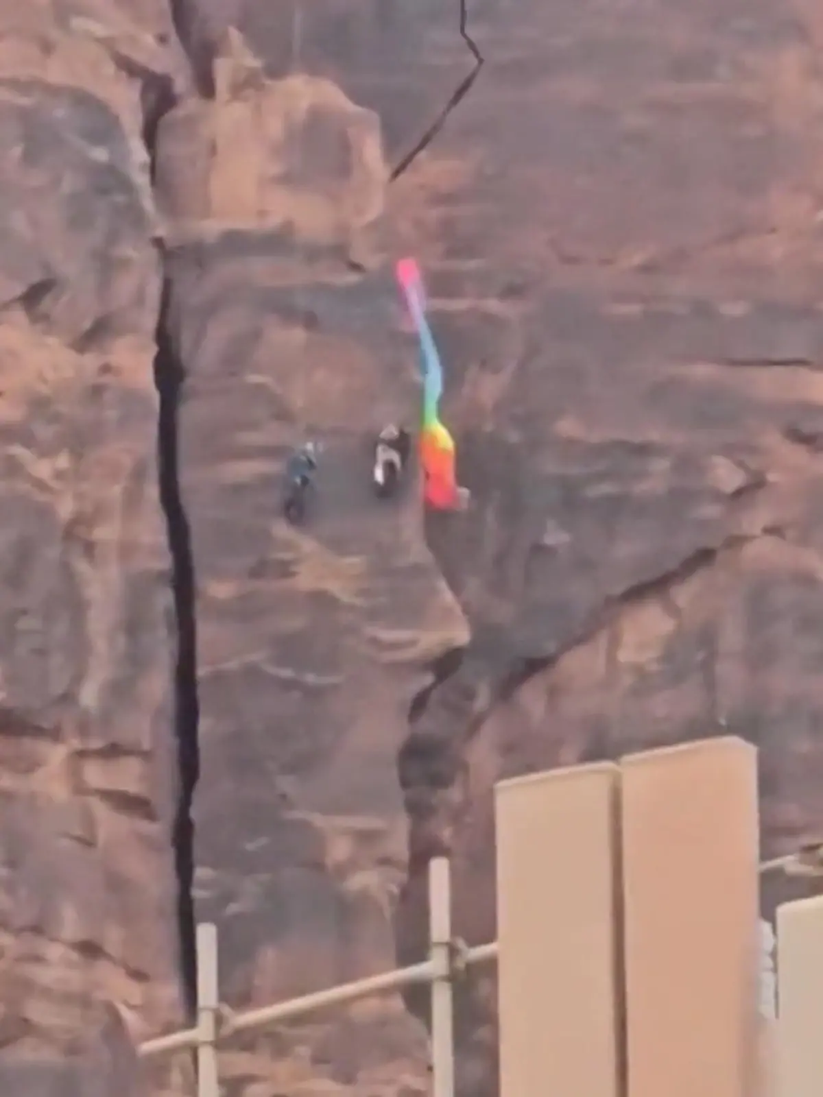 Bild zu: "Basejumper knallt gegen Klippe! Fallschirm verheddert sich beim Flug"