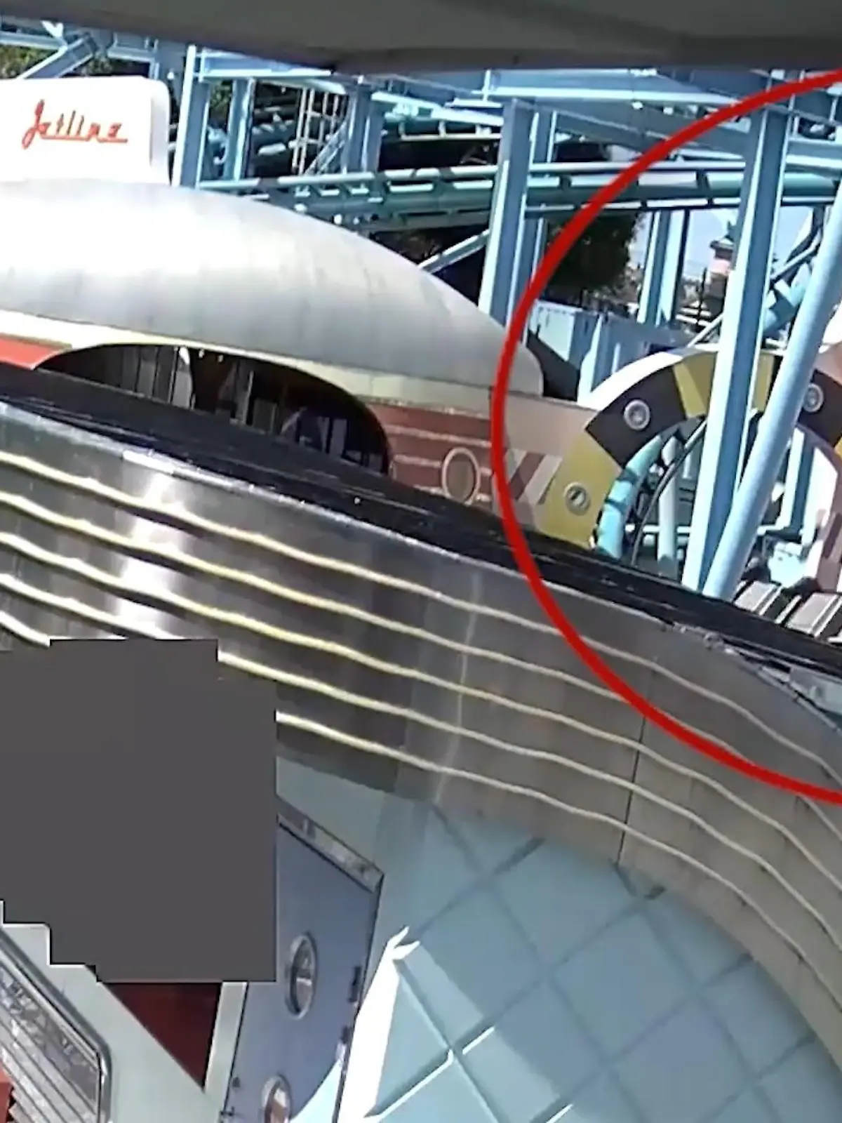 Bild zu: "Karin überlebt Horror-Sturz aus Achterbahn – jetzt will sie endlich Gerechtigkeit!"