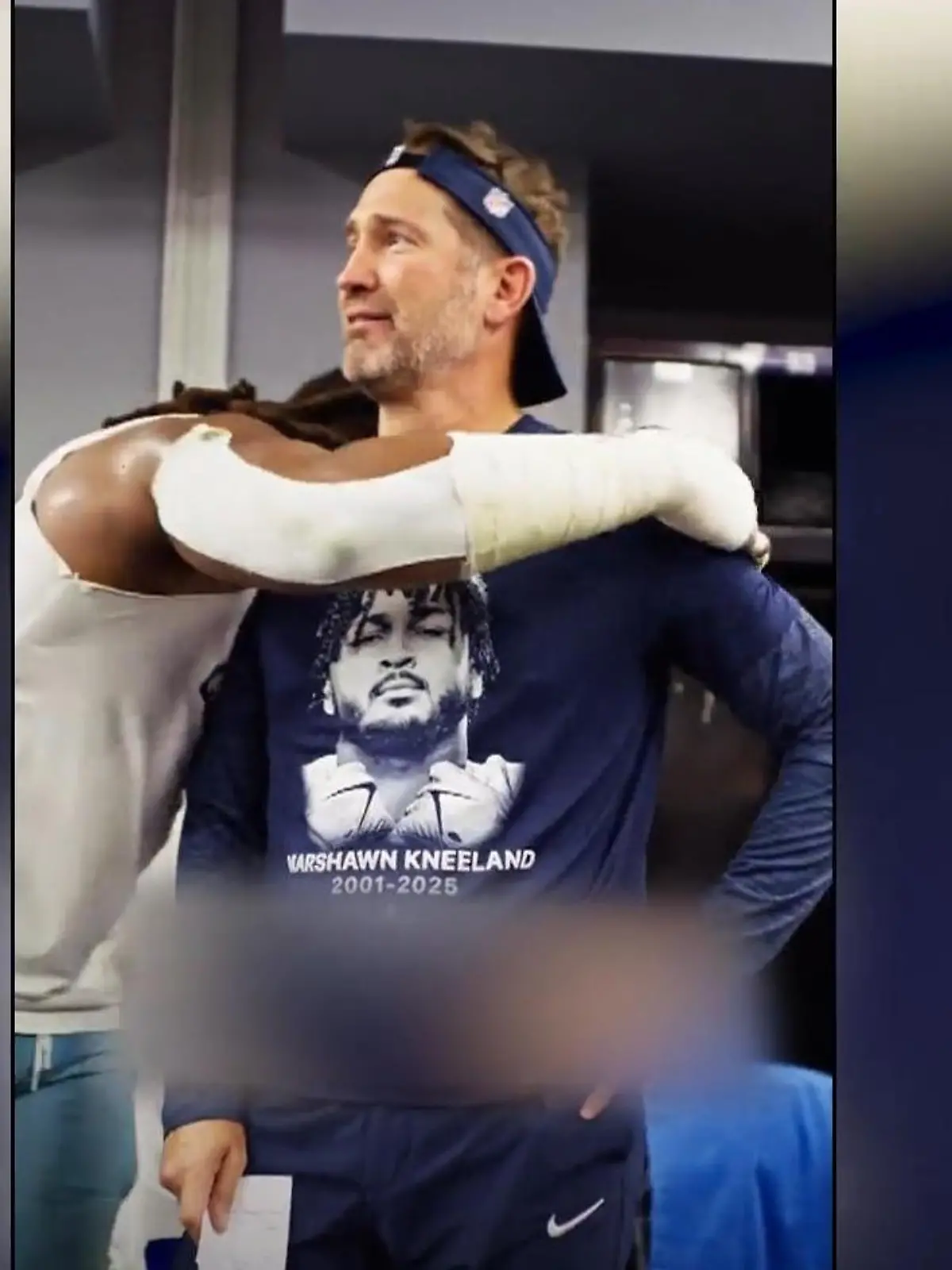 Bild zu: "Football-Coach bricht in Tränen aus! DIESER Abschied geht unter die Haut"