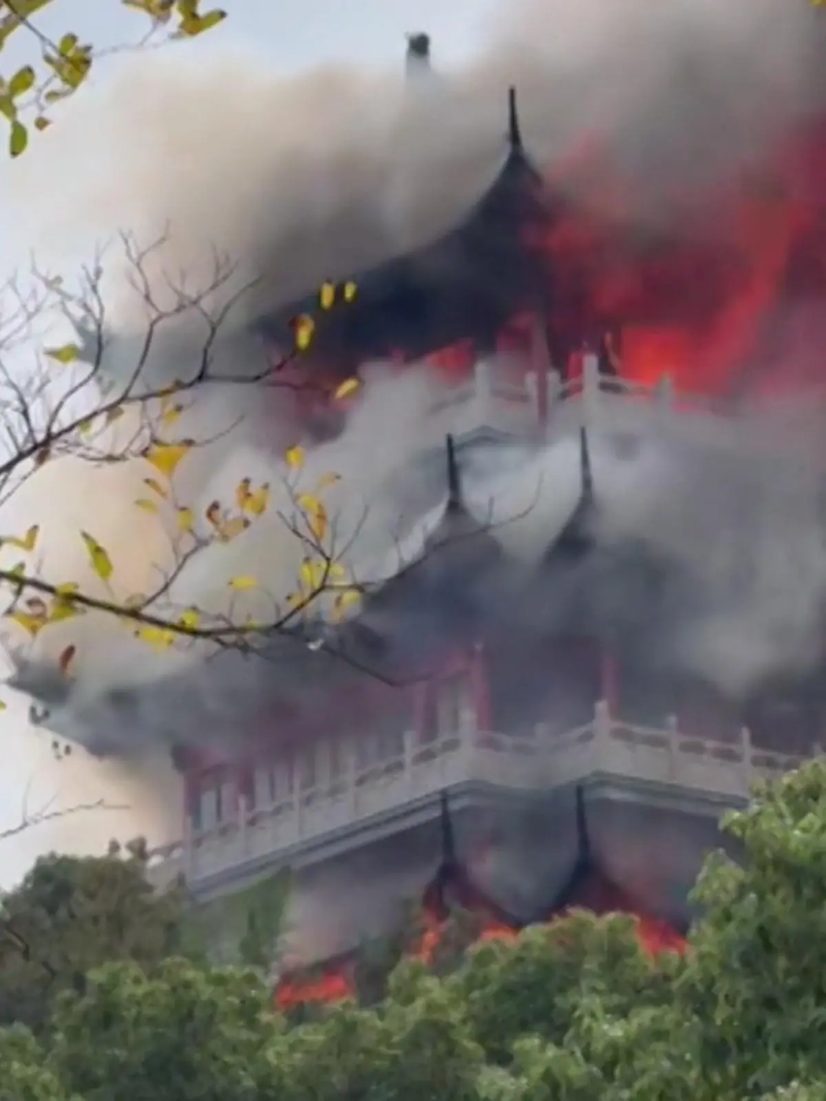 Bild zu: "Tempel-Inferno nach Kerzenpanne! Hat ein Tourist dieses Heiligtum niedergebrannt?"