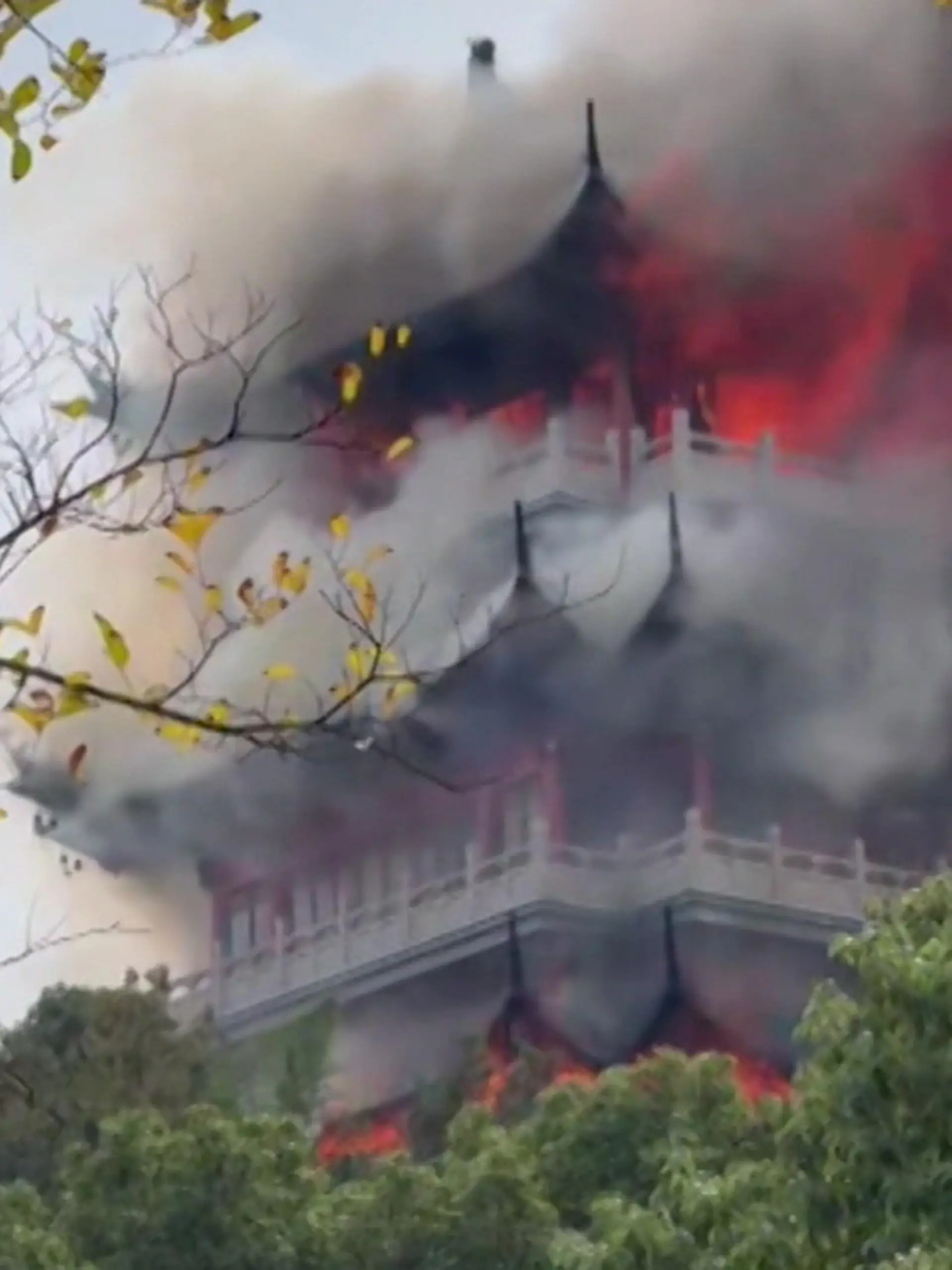 Bild zu: "Tempel-Inferno nach Kerzenpanne! Hat ein Tourist dieses Heiligtum niedergebrannt?"