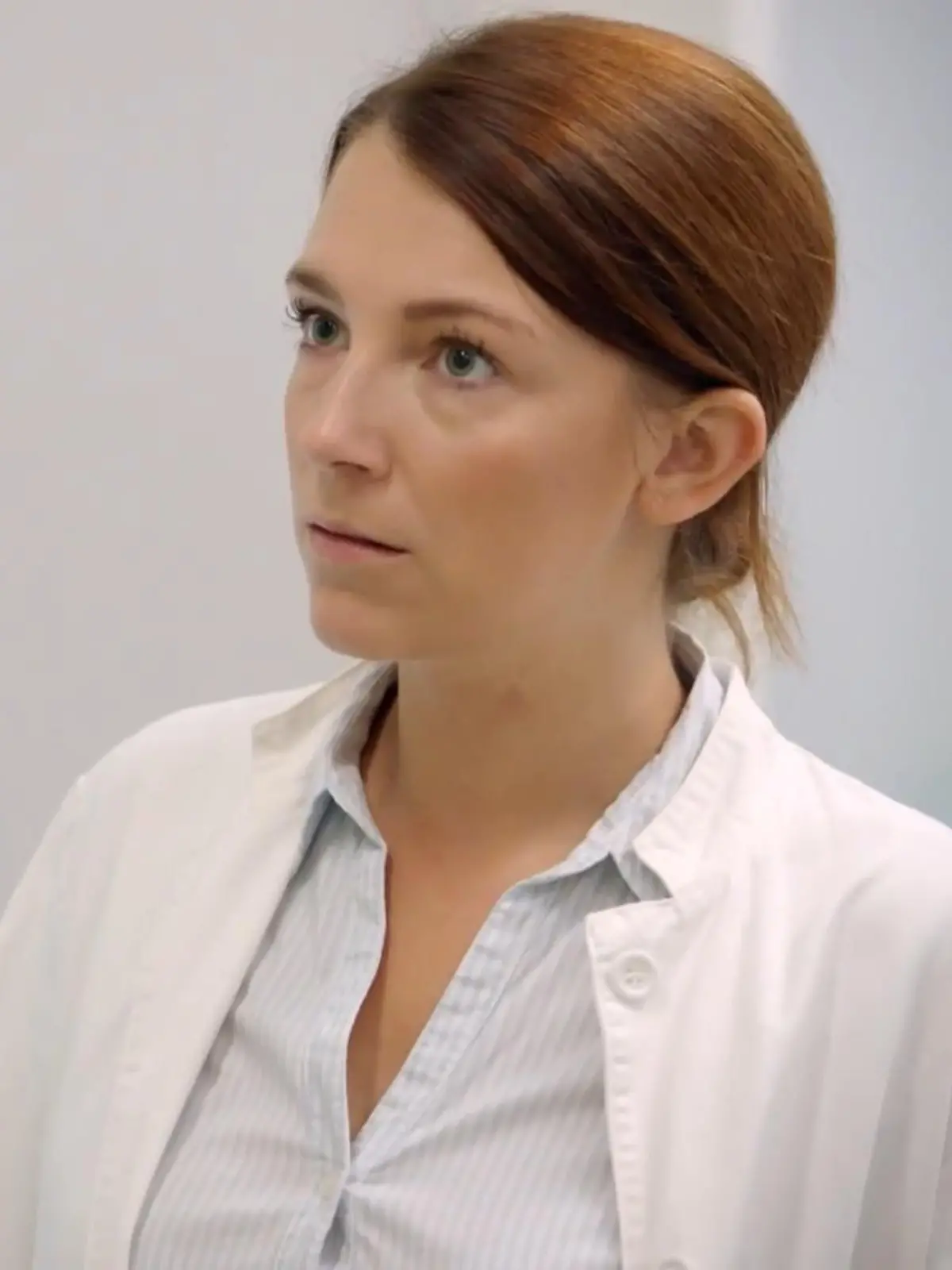 Lilly macht ihrer Mutter Maren eine Ansage, die sich gewaschen hat.