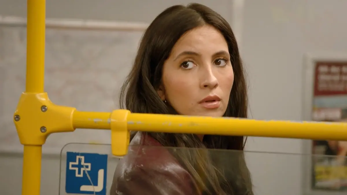 Laura sieht John in der Bahn – und sein Anblick schmerzt sie.