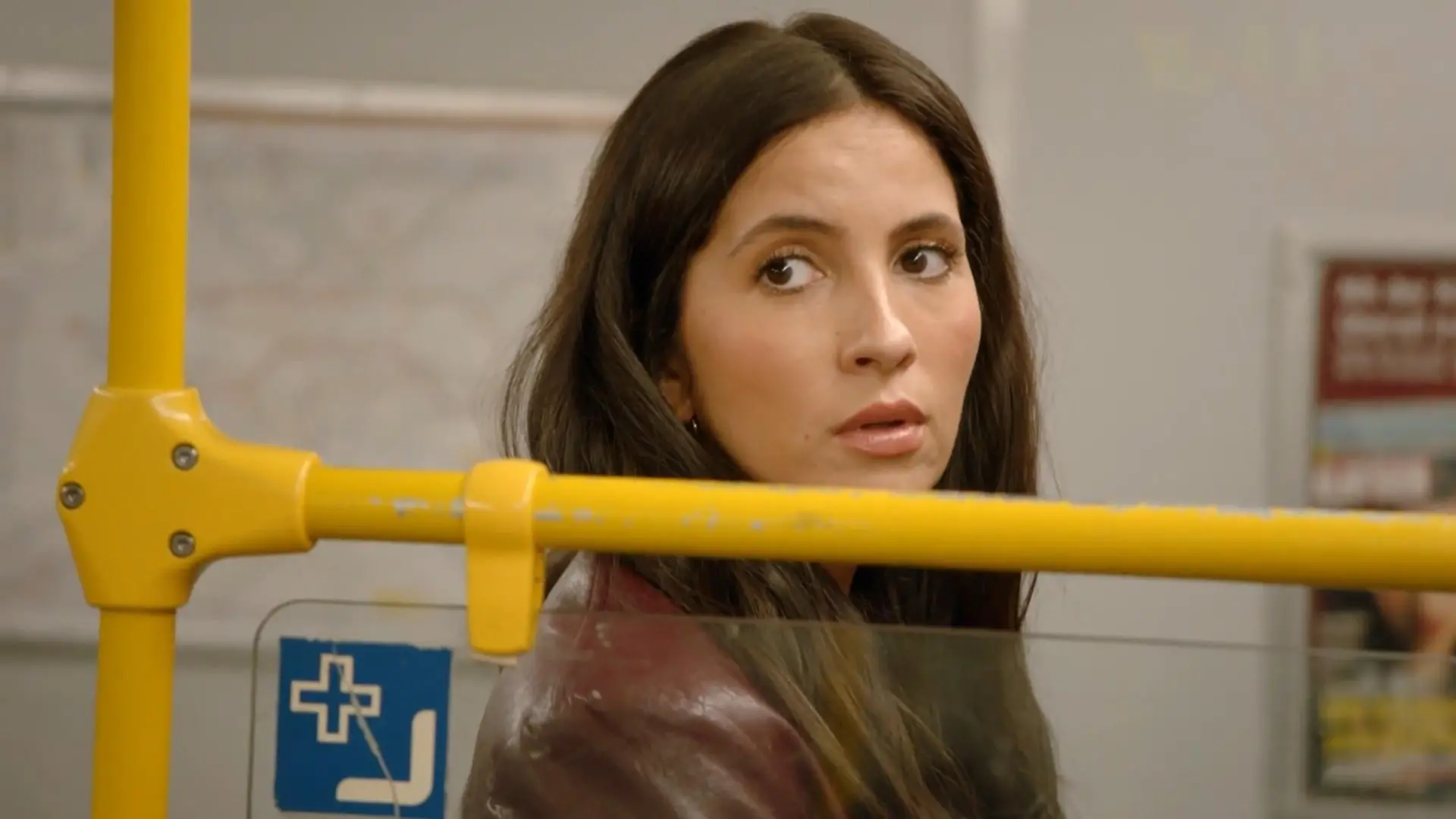 Laura sieht John in der Bahn – und sein Anblick schmerzt sie.