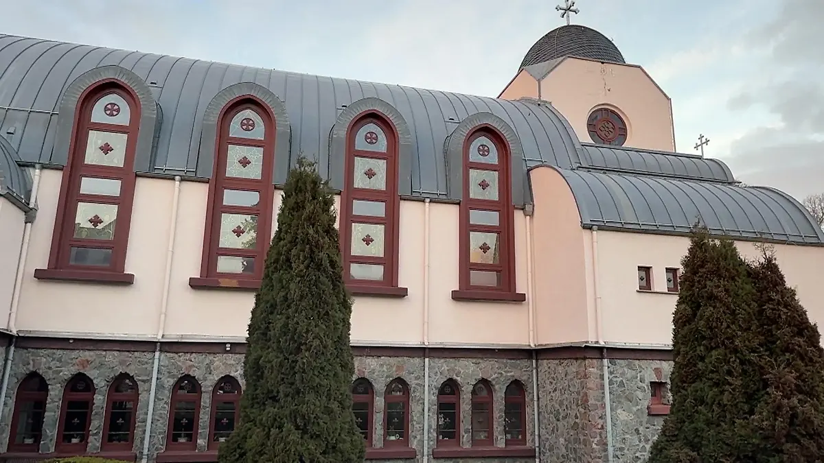 Baby der Frau vor Kloster gefunden Abgetrennte Hände an der Autobahn