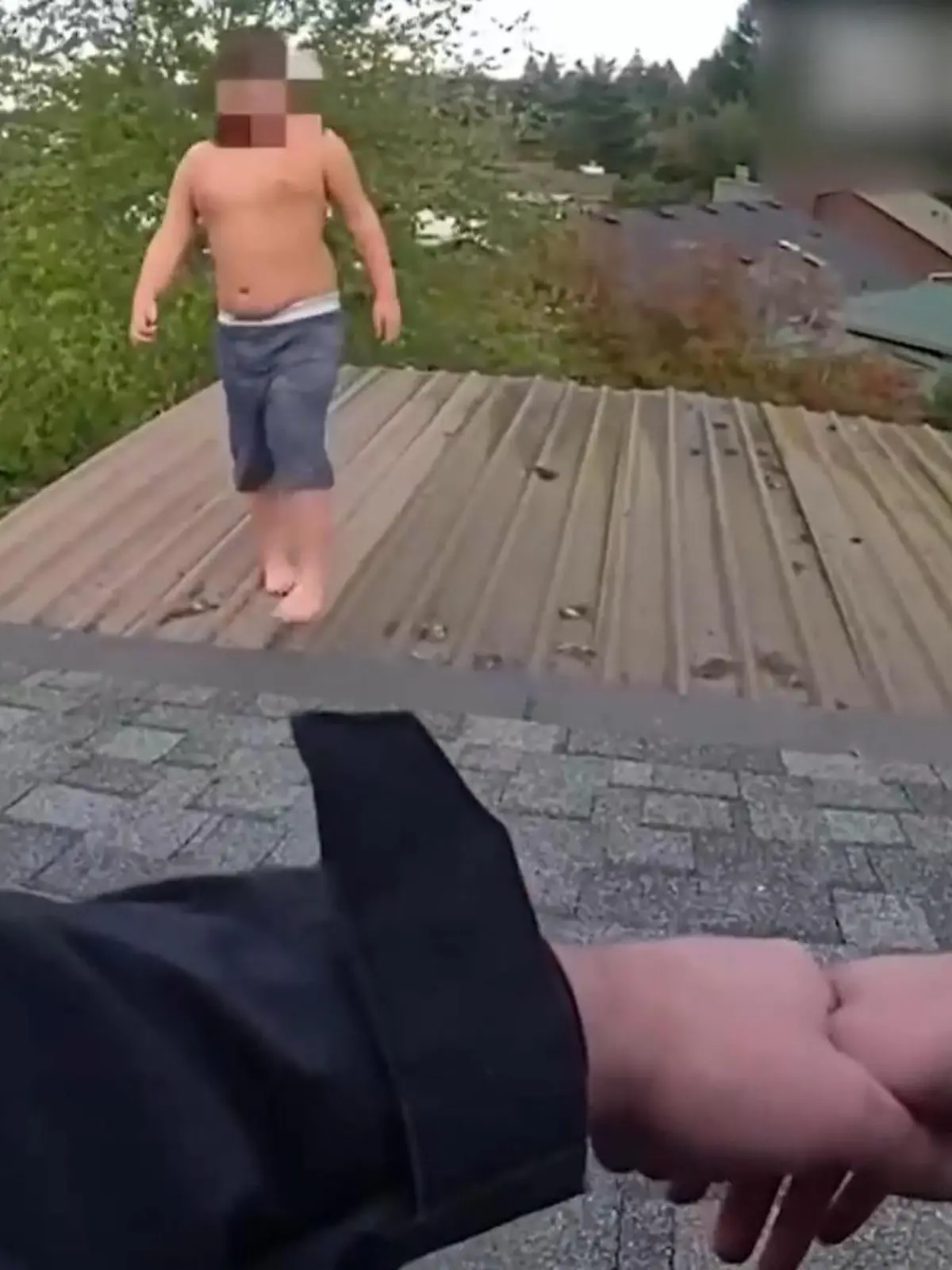 Bild zu: "Ohne die Gefahr zu kennen! Autistischer Junge spielt auf Hausdach – und droht abzustürzen"