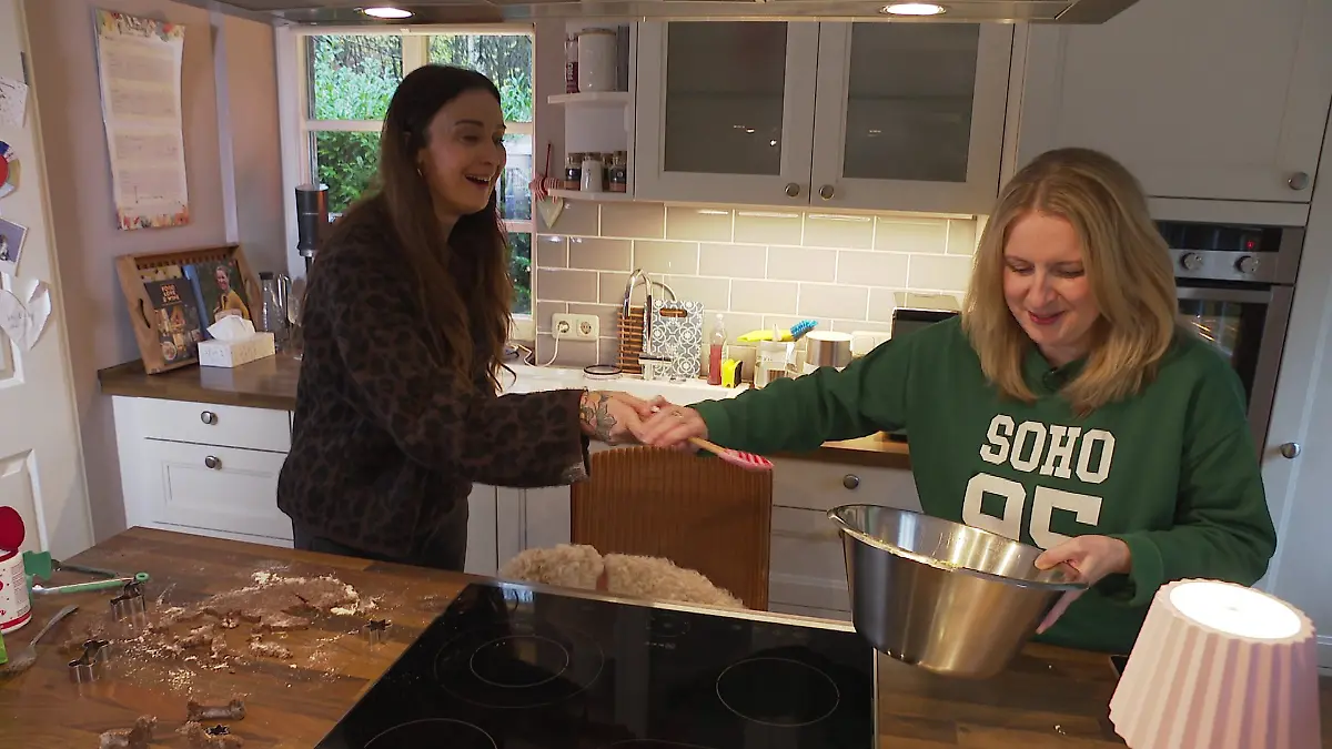 Die Freundinnen Pam und Nadine, Gründerinnen von „Doggybirthday” probieren zusammen hundefreundliche Rezepte aus.