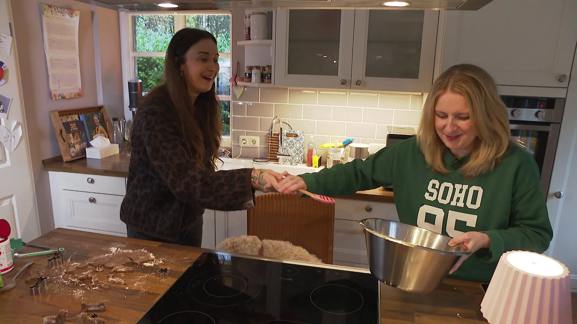 Die Freundinnen Pam und Nadine, Gründerinnen von „Doggybirthday” probieren zusammen hundefreundliche Rezepte aus.