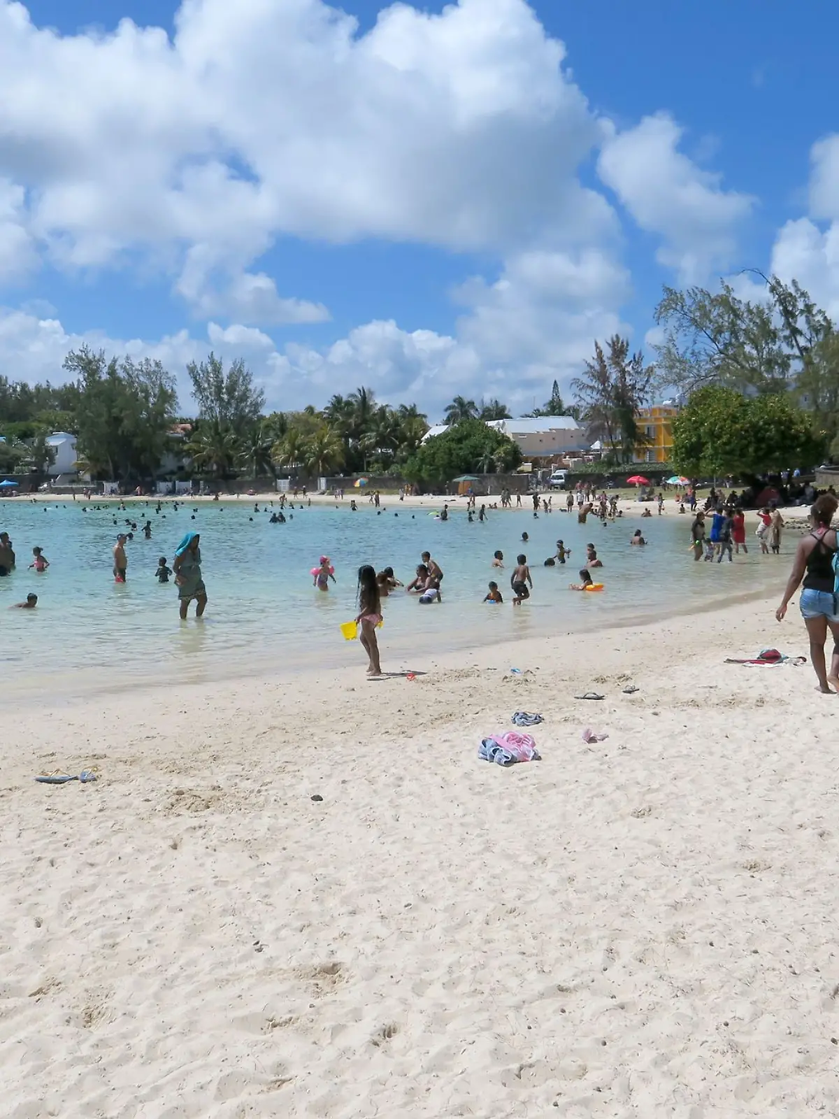 Bild zu: "Deutsche Touristin stirbt nach Unfall auf Mauritius – Busfahrer ohne Führerschein"