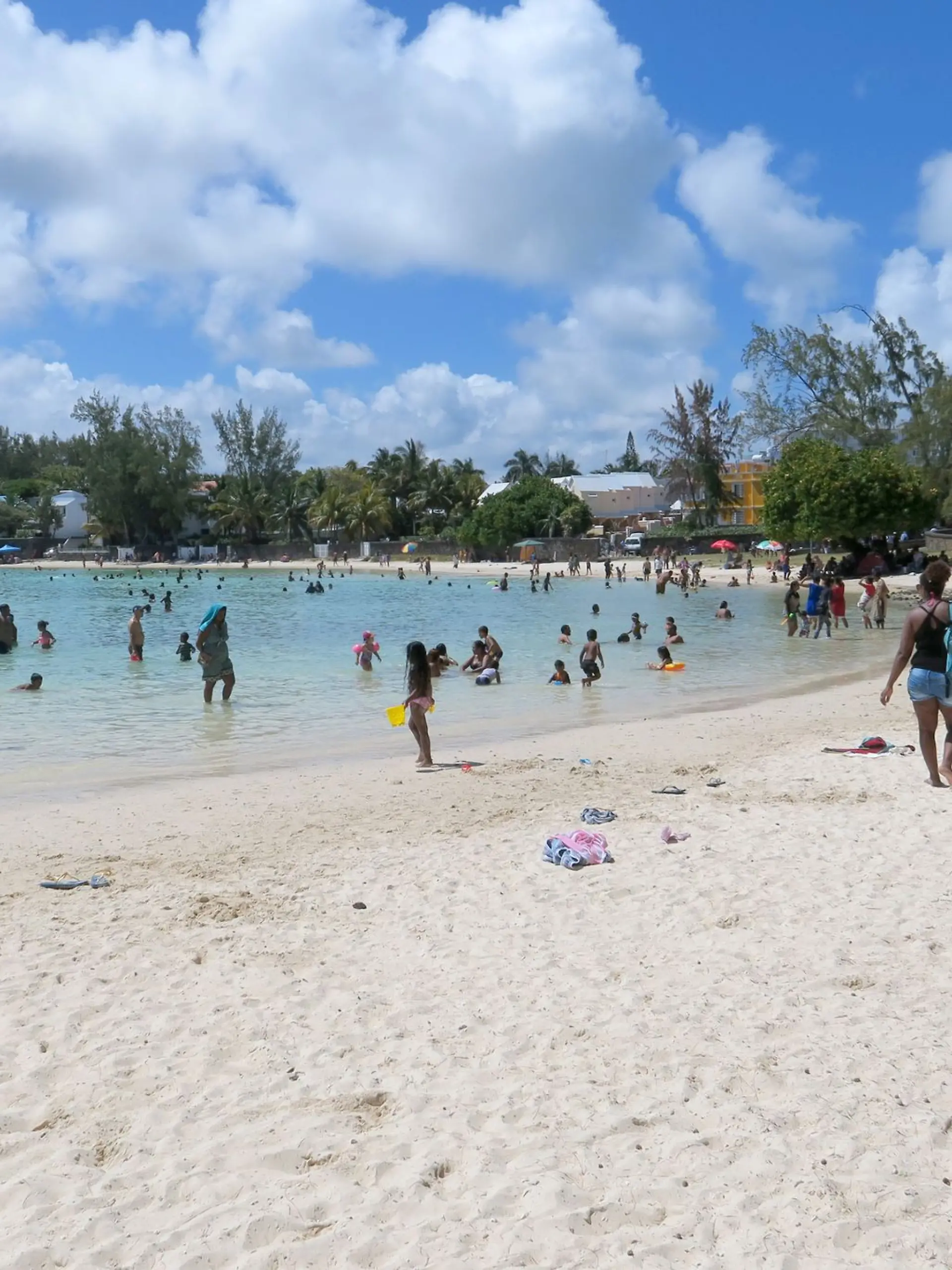 Bild zu: "Deutsche Touristin stirbt nach Unfall auf Mauritius – Busfahrer ohne Führerschein"
