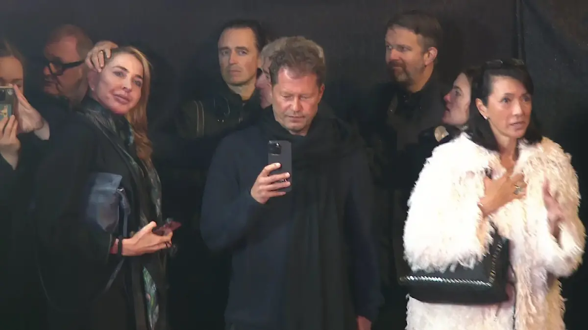 Schweiger mit Handy.jpg