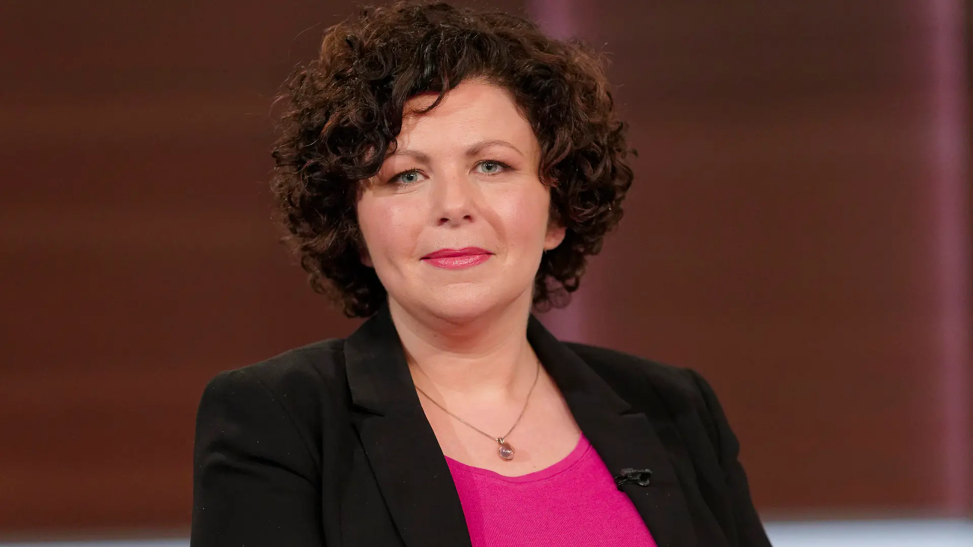 Amira Mohamed Ali bei Anne Will 2023-05-14 - Deutschland, Berlin - Amira Mohamed Ali Die Linke, Fraktionsvorsitzende im Deutschen Bundestag, zu Gast bei Anne Will im Ersten. Thema der ARD-Politiktalkrunde: Hoher Anspruch, harte Wirklichkeit - hat die Ampel Lösungen für die aktuellen Krisen *** Amira Mohamed Ali at Anne Will 2023 05 14 Germany, Berlin Amira Mohamed Ali Die Linke , parliamentary group leader in the German Bundestag, as a guest at Anne Will in the First Topic of the ARD Politiktalkrunde High aspiration, harsh reality has the traffic light solutions for the current crises