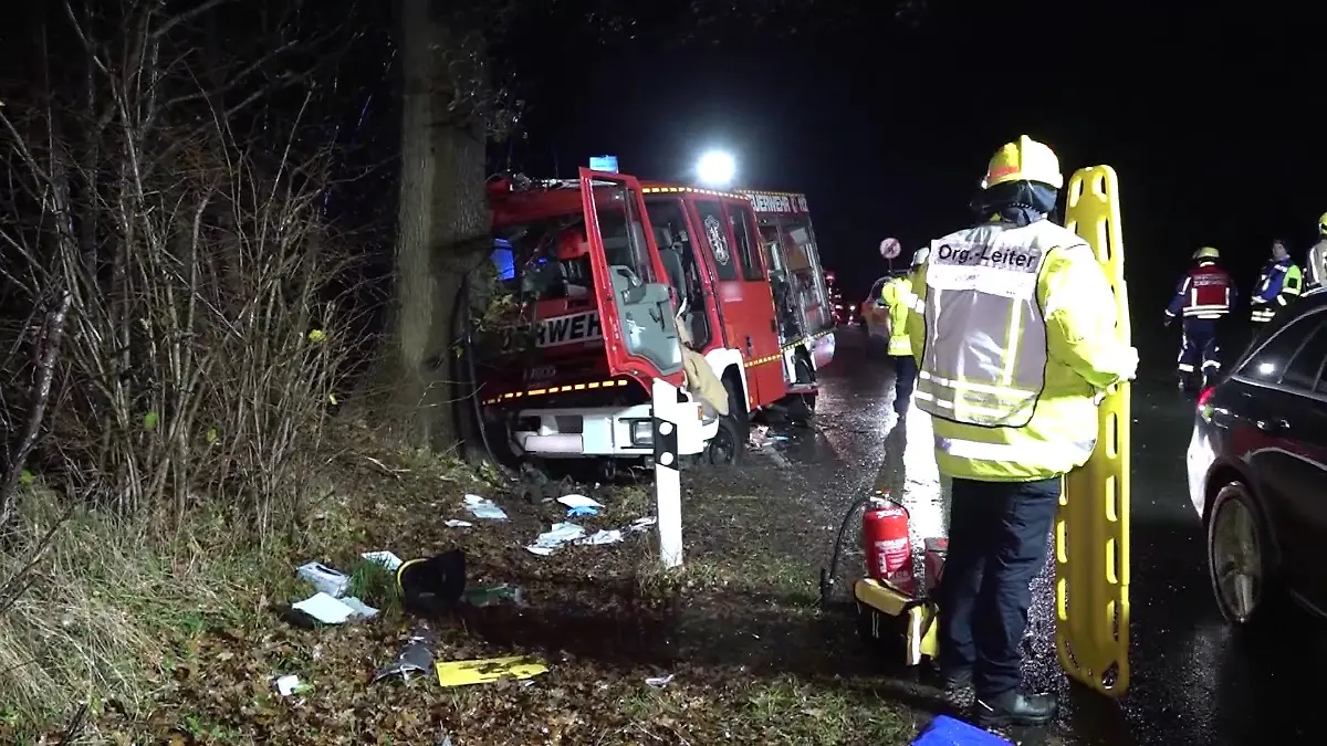 Auf dem Rückweg von einem Einsatz kracht ein Einsatzfahrzeug der Feuerwehr gegen einen Baum.