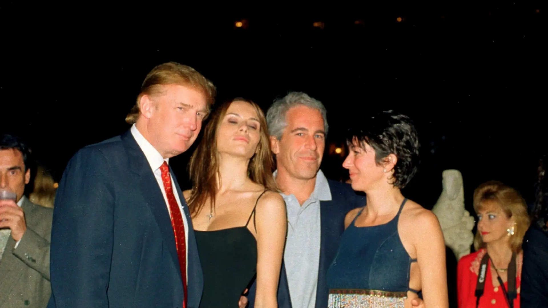 Dieses Archivfoto (Februar 2000) zeigt Donald Trump mit seiner Frau Melania und dem Sexualstraftäter Jeffrey Epstein mit seiner Vertrauten Ghislaine Maxwell iin einem Club in Florida