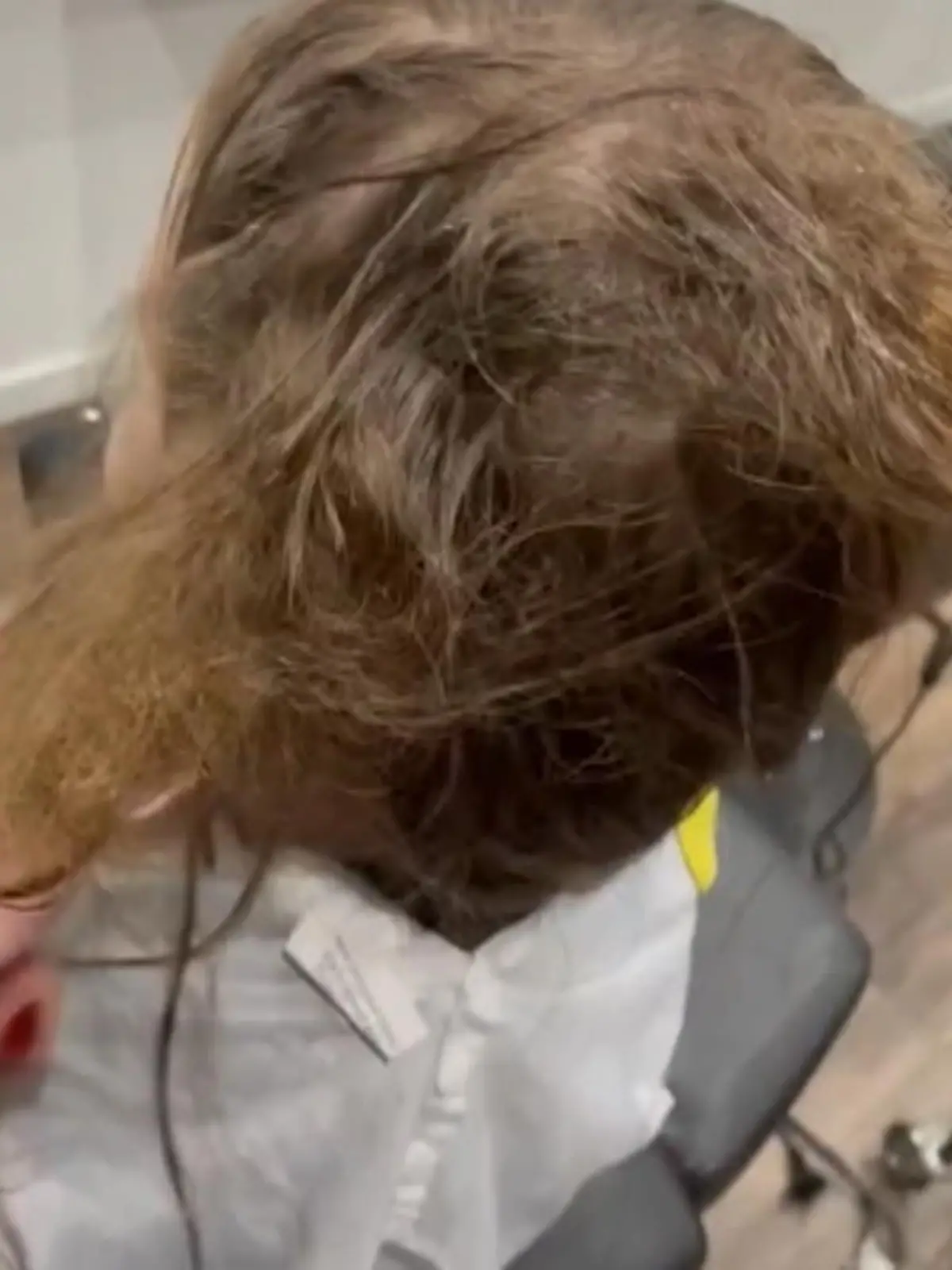 Knoten im Haar und verfilzte Strähnen sind nervig, doch was diese Friseurin auf Tiktok vor sich hat, ist eine ganz andere Hausnummer.