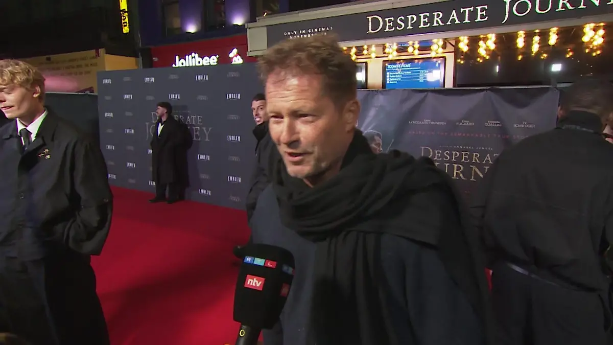 Til Schweiger friert sich durch Premiere von „Desperate Journey” Nach Auszeit wieder auf dem roten Teppich