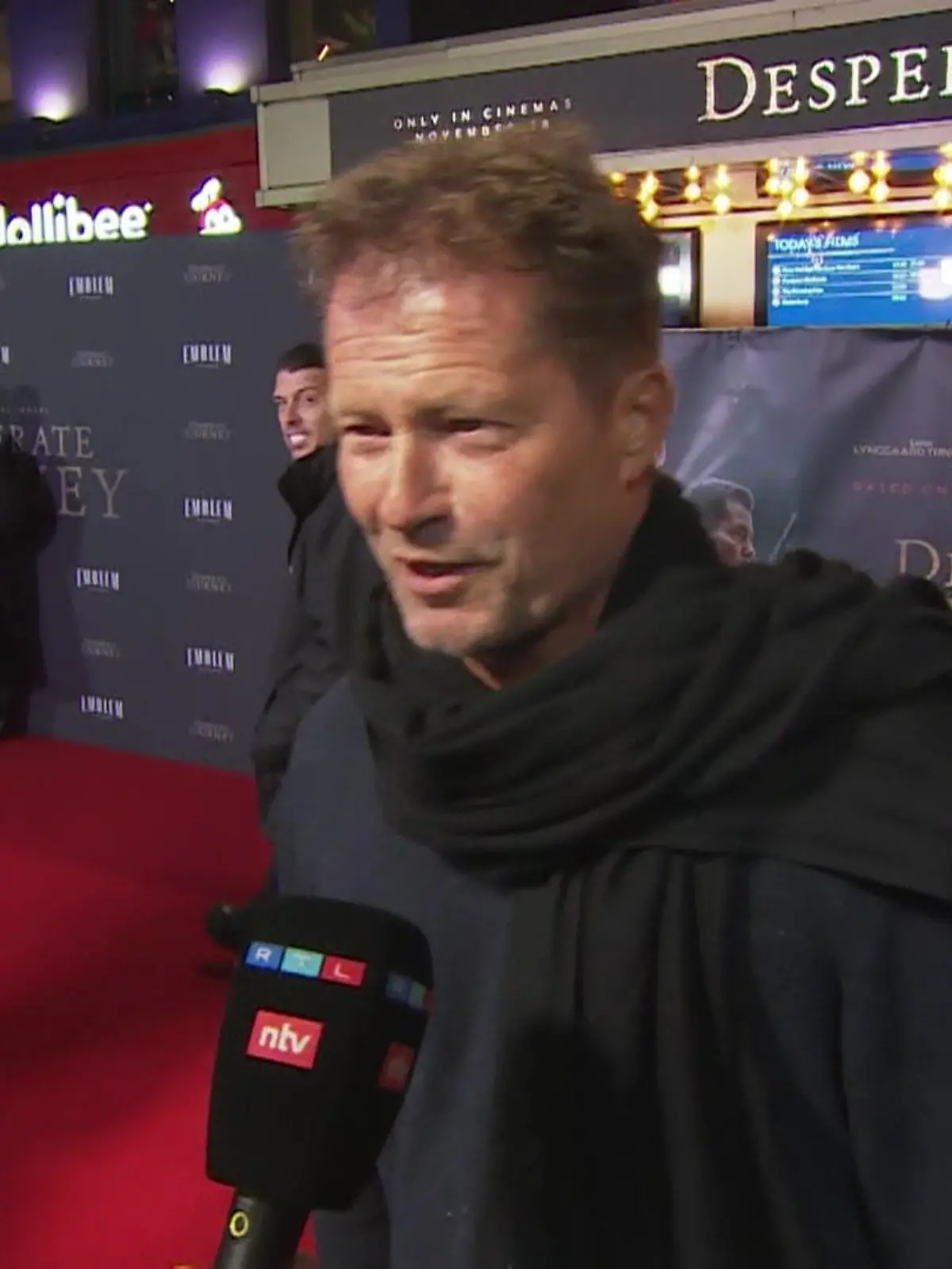 Bild zu: "Til Schweiger friert sich durch Premiere von „Desperate Journey”"
