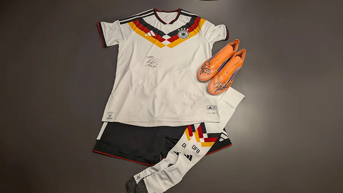 Steigert auf ein Trikot von Deutschlands aktueller Nr.1 im Sturm – Nick Voltemade