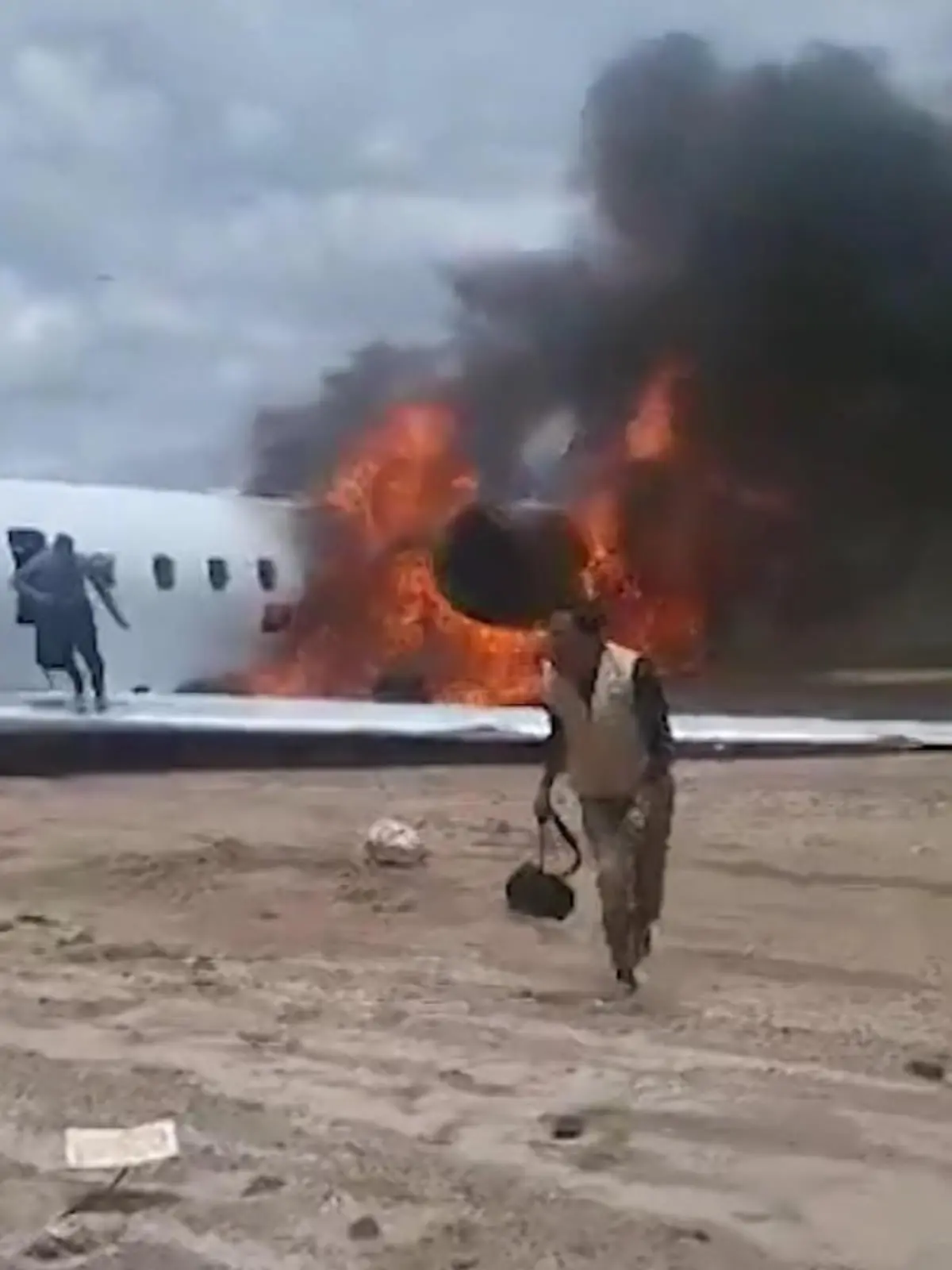 Bild zu: "Flugzeug geht in Flammen auf – Minister an Bord!"