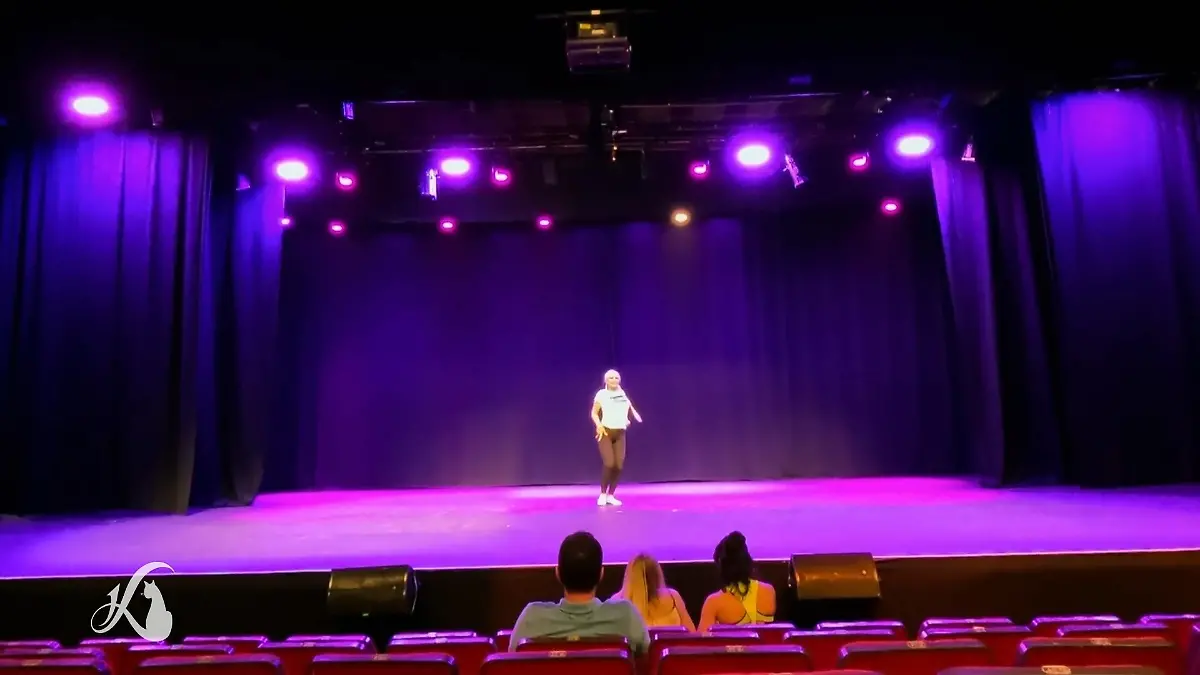 Daniela testet ihre Choreo im leeren Theater Probe unter echten Bedingungen