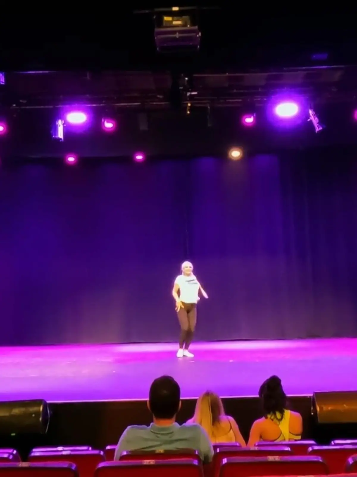 Bild zu: "Daniela testet ihre Choreo im leeren Theater"