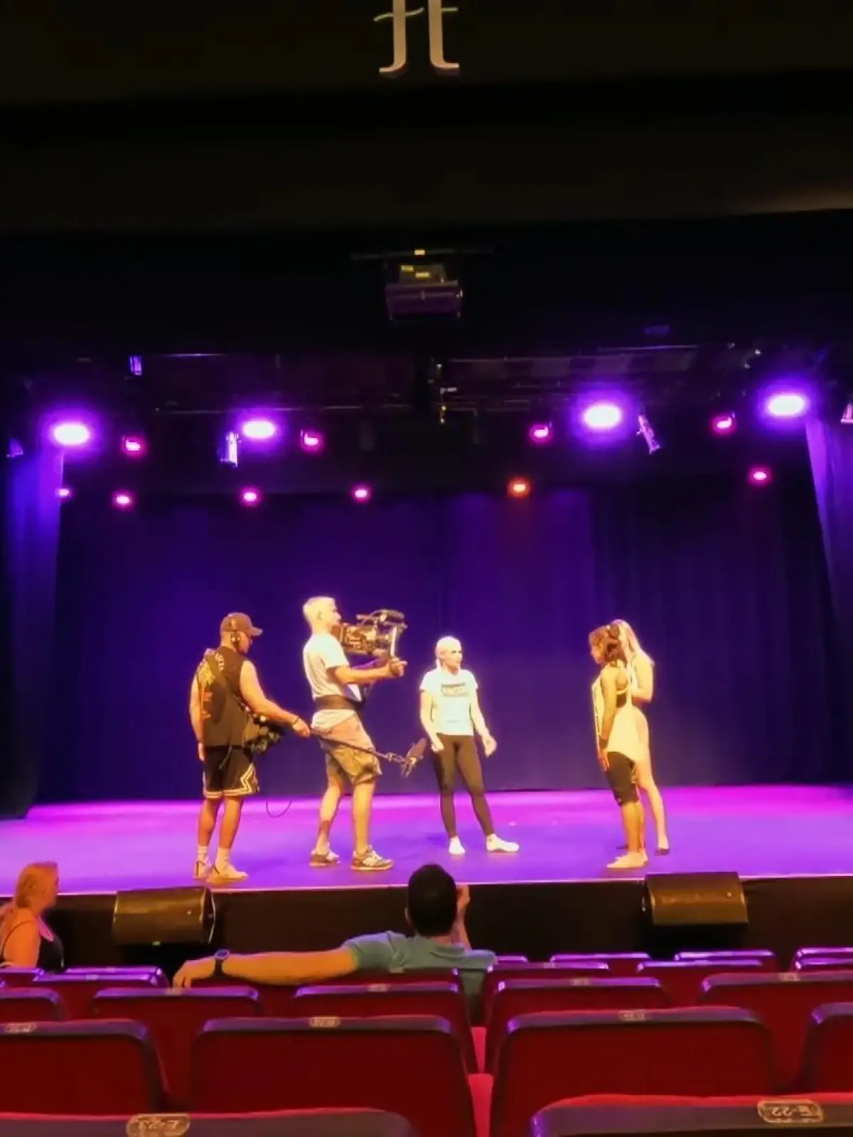 Bild zu: "Daniela kämpft mit den Liegestützen"