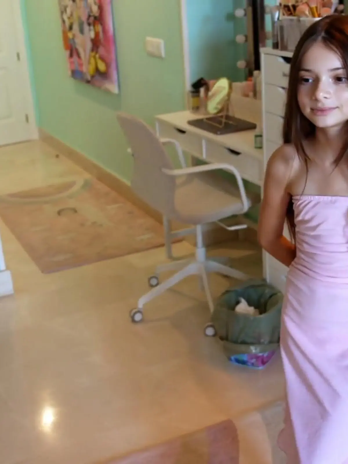 Bild zu: "Sophia darf vor der Agentin ihrer Oma posieren"