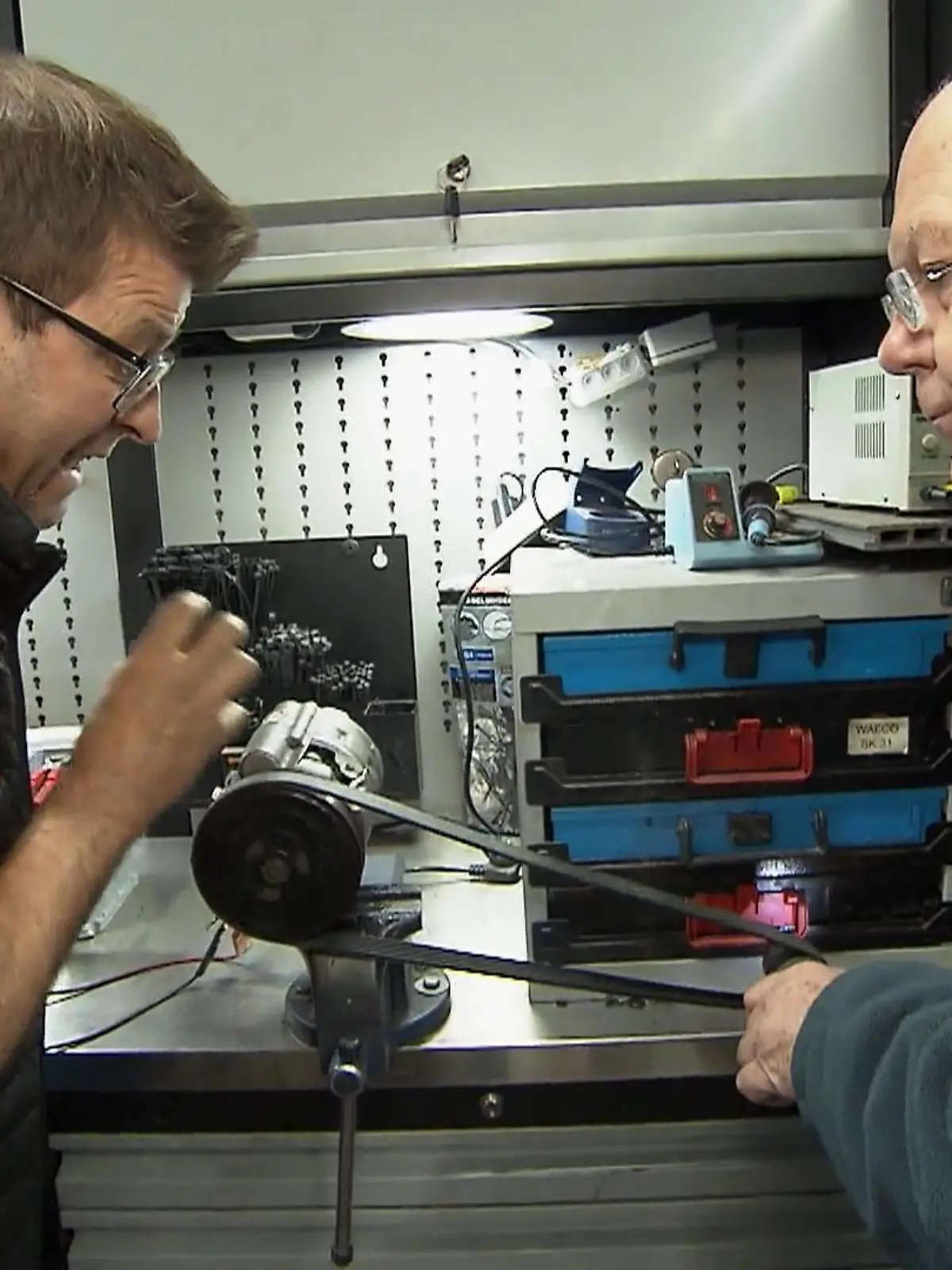 Bild zu: "Die Autodoktoren prüfen den Kühlkreislauf"