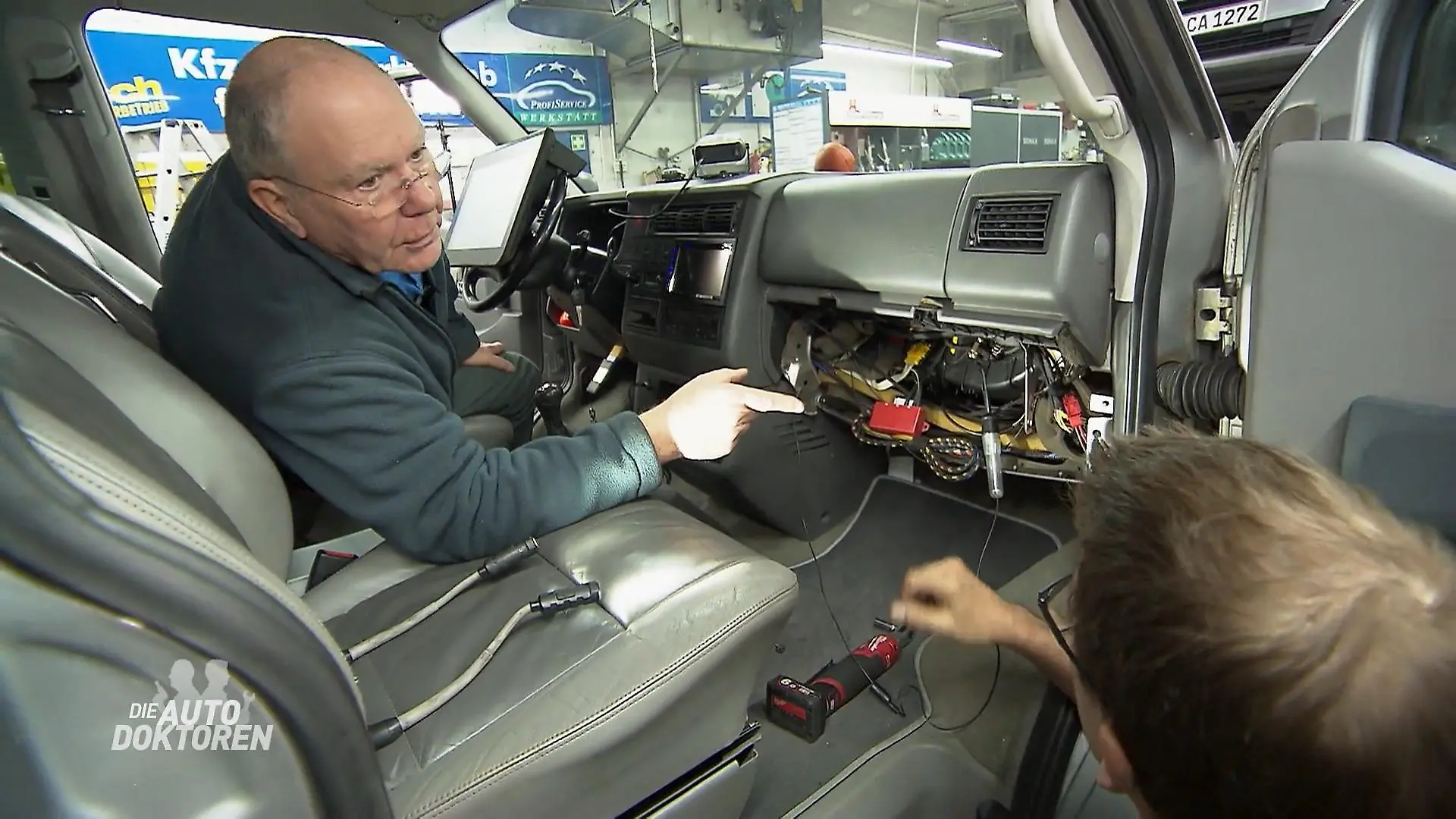Die Autodoktoren arbeiten sich durch den Schaltplan Vorbereitung für die Fehlersuche