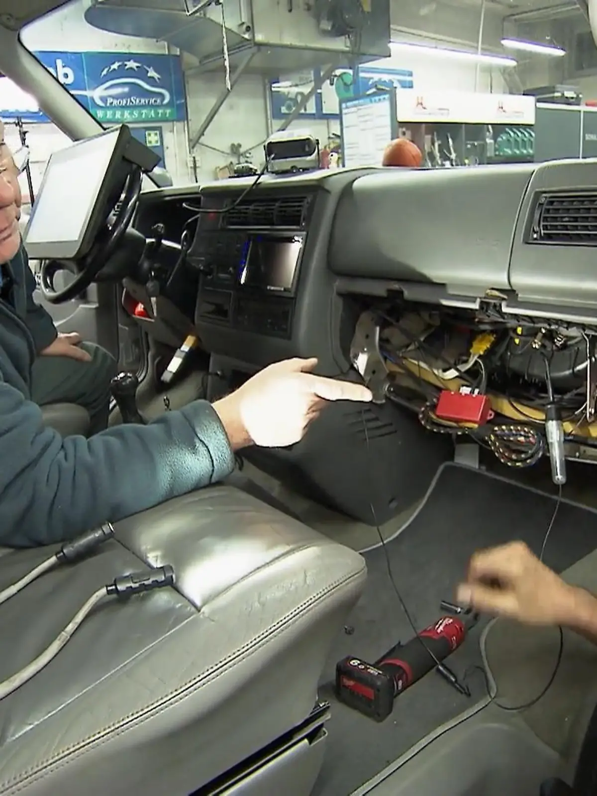 Bild zu: "Die Autodoktoren arbeiten sich durch den Schaltplan"