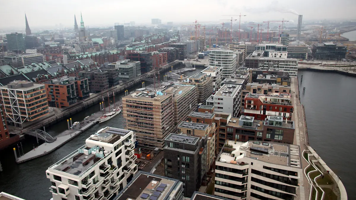 ARCHIV - Blick auf die Hamburger Hafencity (Archivfoto vom 18.12.2008). Auf dem rund 157 Hektar großen Gelände enstehen rund 5500 Wohnungen für rund 12000 Menschen und zahlreiche Bürogebäude. München bleibt die erfolgreichste deutsche Großstadt, aber Hamburg entwickelt sich dynamischer. Das ist das Ergebnis eines Städterankings im Auftrag der arbeitgeberfinanzierten Initiative Neue Soziale Marktwirtschaft und der «Wirtschaftswoche». Foto: Kay Nietfeld dpa/lno (zu dpa 0020 vom 09.10.2009) +++(c) dpa - Bildfunk+++