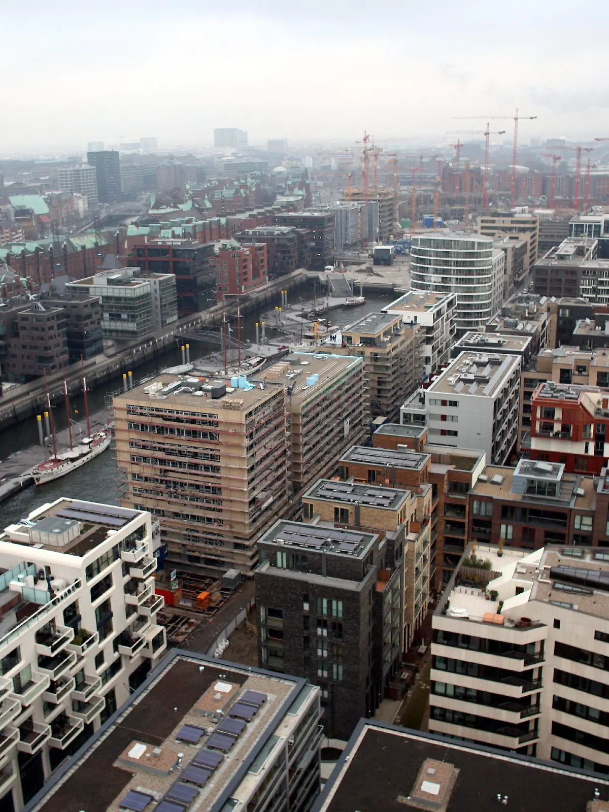 ARCHIV - Blick auf die Hamburger Hafencity (Archivfoto vom 18.12.2008). Auf dem rund 157 Hektar großen Gelände enstehen rund 5500 Wohnungen für rund 12000 Menschen und zahlreiche Bürogebäude. München bleibt die erfolgreichste deutsche Großstadt, aber Hamburg entwickelt sich dynamischer. Das ist das Ergebnis eines Städterankings im Auftrag der arbeitgeberfinanzierten Initiative Neue Soziale Marktwirtschaft und der «Wirtschaftswoche». Foto: Kay Nietfeld dpa/lno (zu dpa 0020 vom 09.10.2009) +++(c) dpa - Bildfunk+++