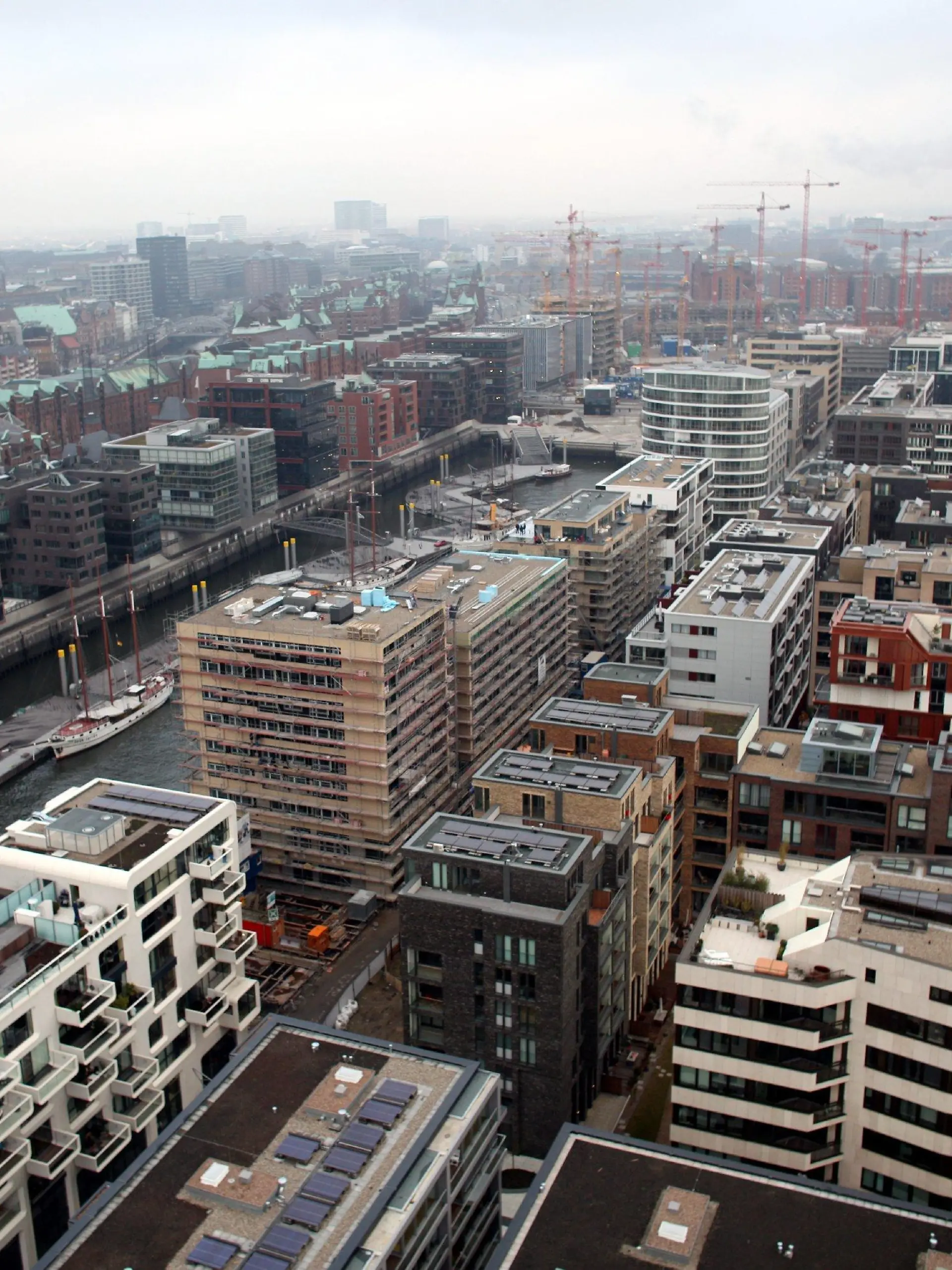 ARCHIV - Blick auf die Hamburger Hafencity (Archivfoto vom 18.12.2008). Auf dem rund 157 Hektar großen Gelände enstehen rund 5500 Wohnungen für rund 12000 Menschen und zahlreiche Bürogebäude. München bleibt die erfolgreichste deutsche Großstadt, aber Hamburg entwickelt sich dynamischer. Das ist das Ergebnis eines Städterankings im Auftrag der arbeitgeberfinanzierten Initiative Neue Soziale Marktwirtschaft und der «Wirtschaftswoche». Foto: Kay Nietfeld dpa/lno (zu dpa 0020 vom 09.10.2009) +++(c) dpa - Bildfunk+++