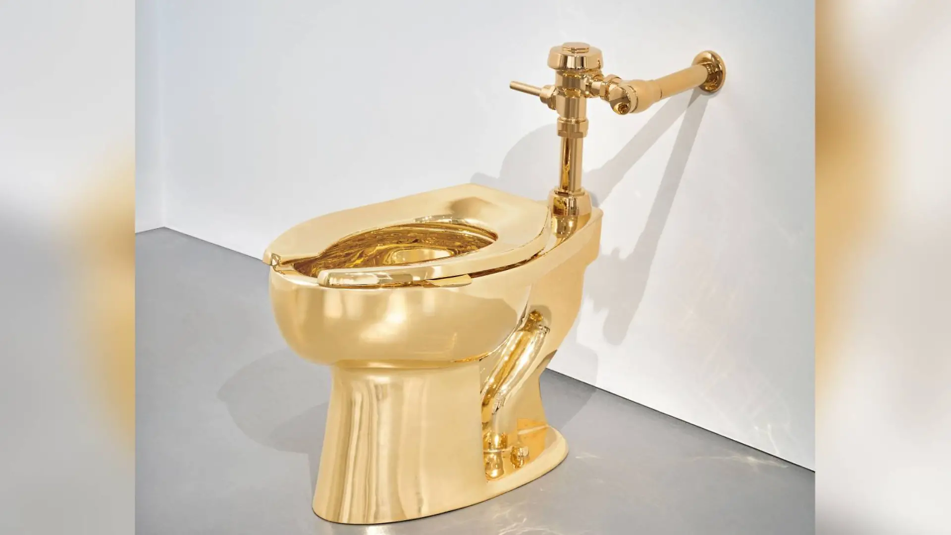 Diese voll funktionsfähige Toilette aus 18-karätigem Gold ist ein Werk mit dem Titel „America” des italienischen Künstlers Maurizio Cattelan
