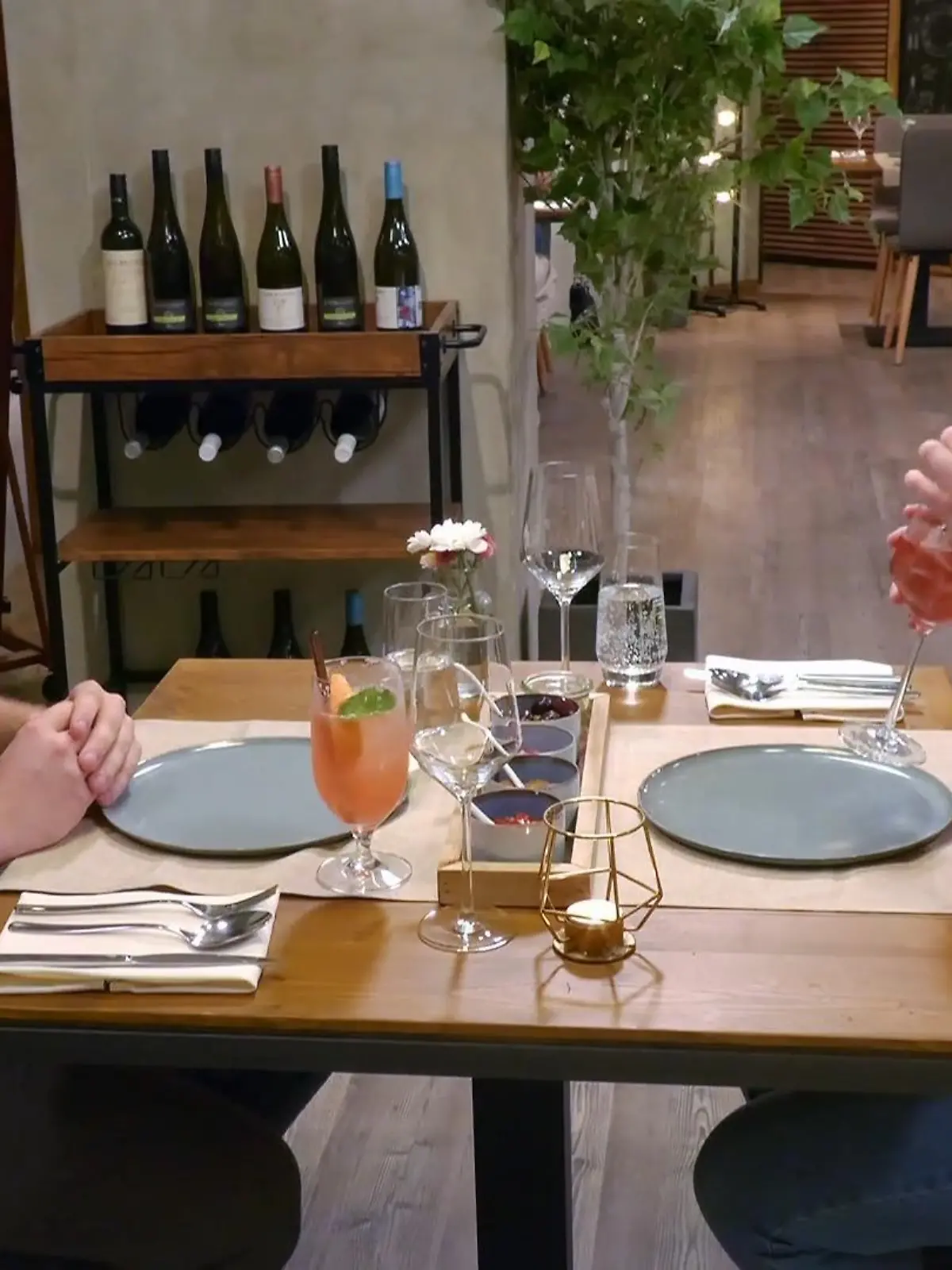 Bild zu: "Jule und Malte nähern sich über ihre Hobbys an"