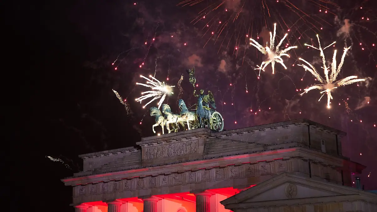 In Berlin soll Silvester auch in diesem Jahr am Brandenburger Tor gefeiert werden. (Archivbild)