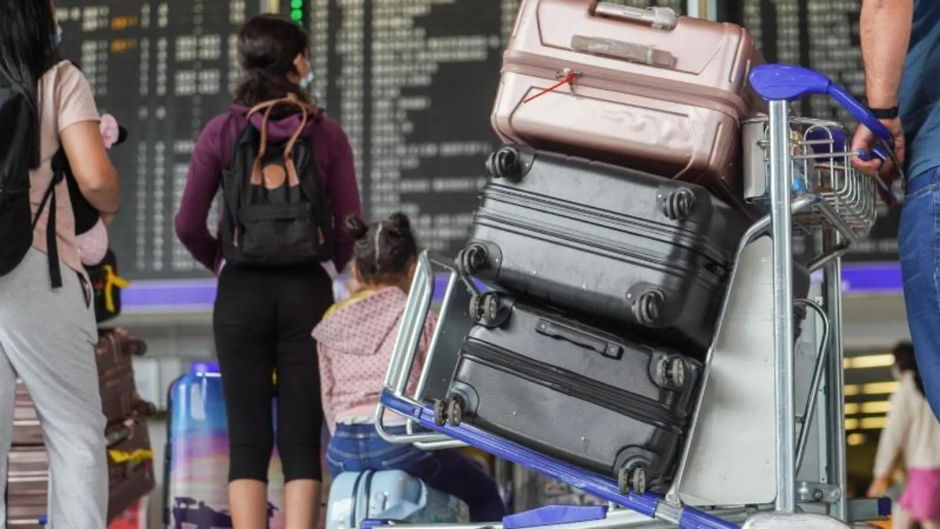 Reisende warten auf ihren Abflug