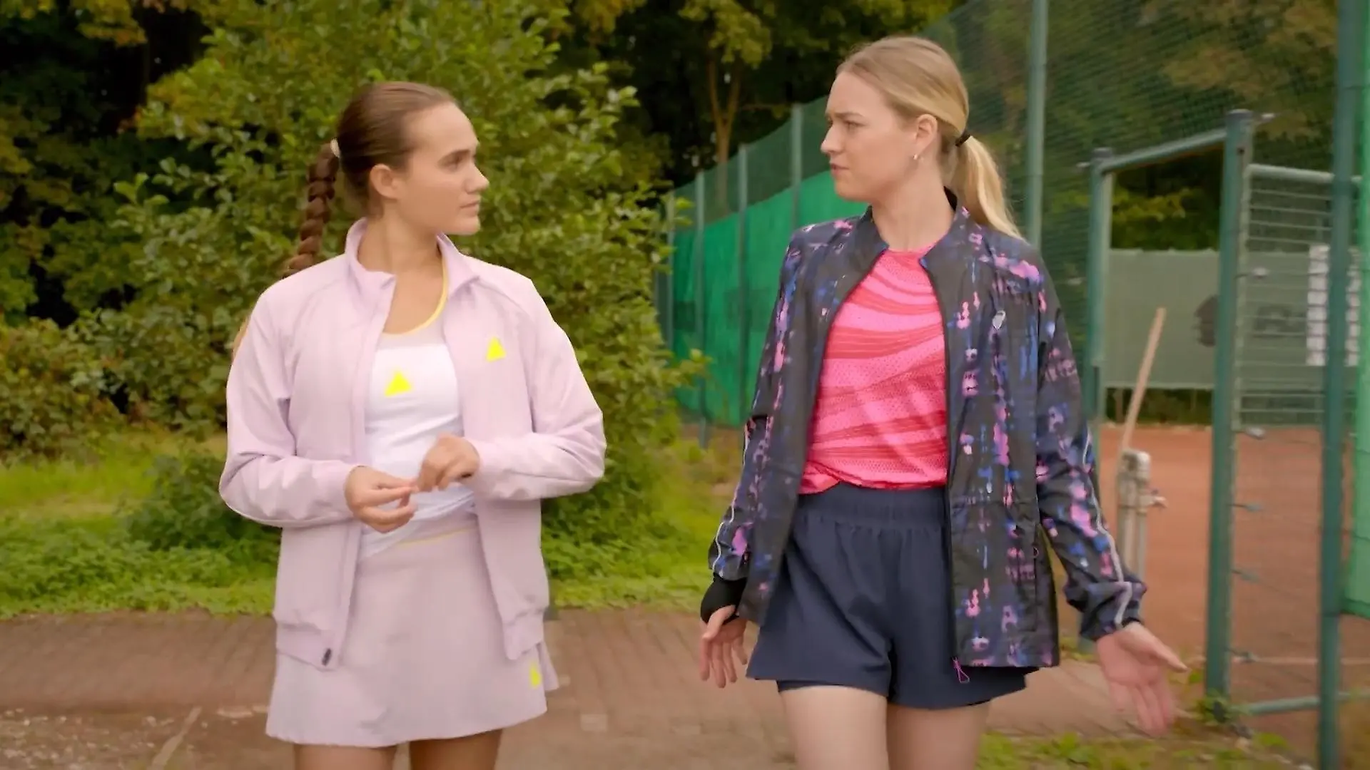Joana und Nele sollen ein Match gegeneinander spielen Die AWZ-Wochenvorschau (Teil 2)