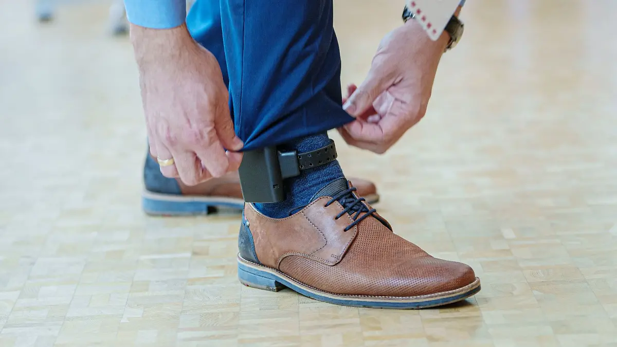 Die elektronische Fußfessel soll bei gewalttätigen Ex-Partnern oder Angehörigen ein Signal senden, wenn sich der Täter - bewusst oder unbewusst - dem Opfer nähert. (Symbolbild)