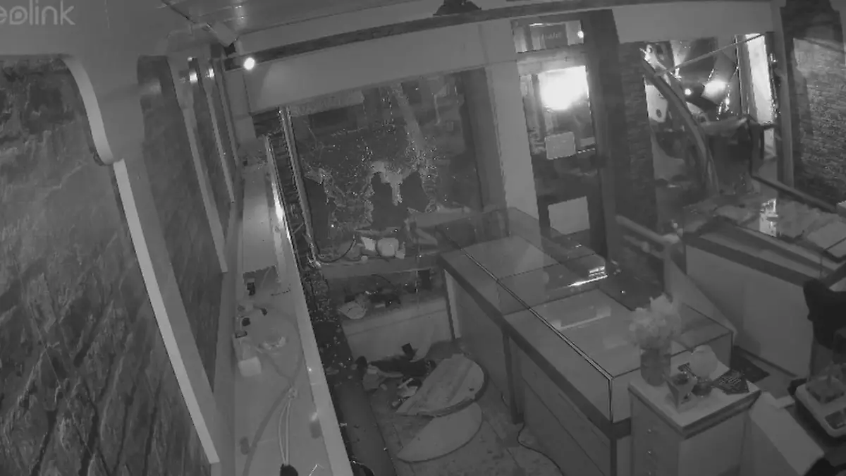 Dreister Raub! Mann brettert mit geklautem Radlader in gleich ZWEI Geschäfte „Ich dachte, ich träume"