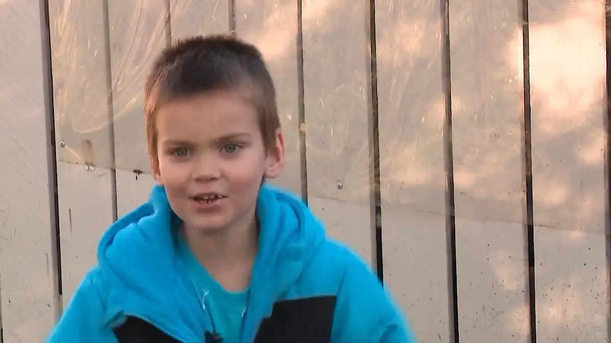 DIESER Junge ist ein Held! Adrian (5) stoppt Autodieb und rettet seine Mutter Gauner überrascht