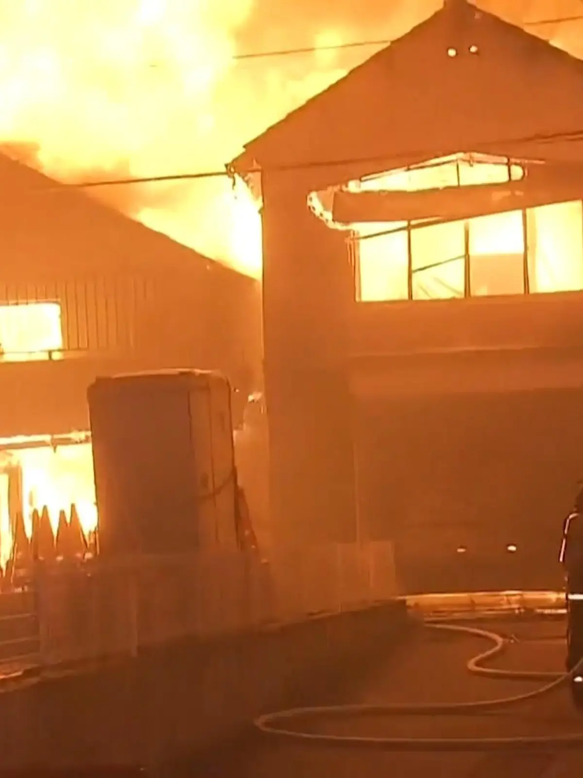 Bild zu: "Beliebtes Reiseziel niedergebrannt! Mehr als 170 Häuser von Flammen verschlungen"