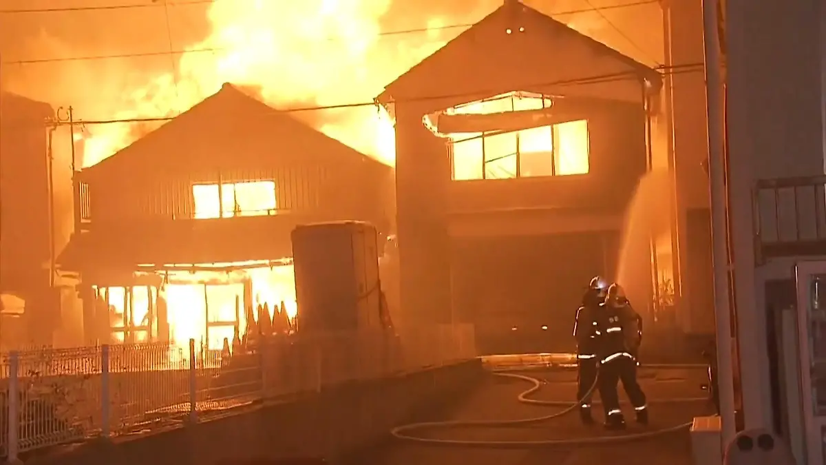 Beliebtes Reiseziel niedergebrannt! Mehr als 170 Häuser von Flammen verschlungen Feuer reißen Anwohner aus dem Schlaf!