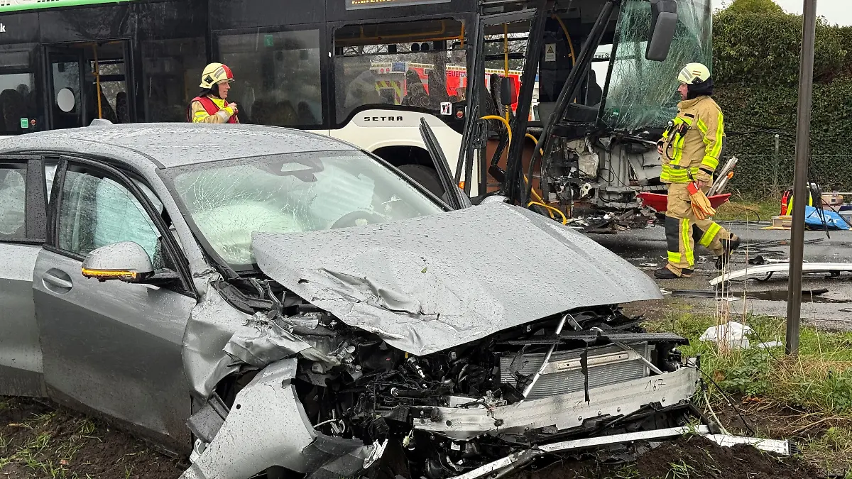 19.11.2025, Nordrhein-Westfalen, Dorsten: Ein Bus und ein Auto stehen nach einem Unfall demoliert an einer Straße. In dem Bus haben nach Angaben der Polizei zahlreiche Kinder gesessen.
