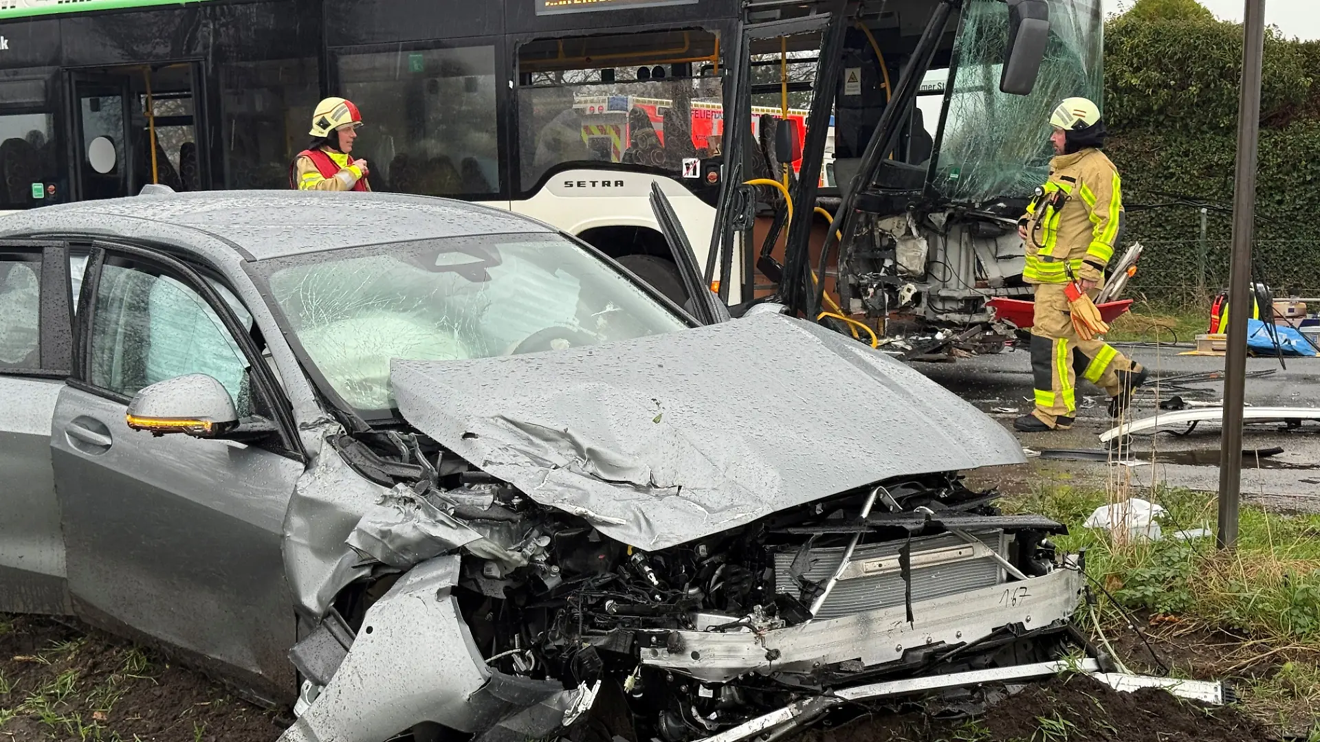 19.11.2025, Nordrhein-Westfalen, Dorsten: Ein Bus und ein Auto stehen nach einem Unfall demoliert an einer Straße. In dem Bus haben nach Angaben der Polizei zahlreiche Kinder gesessen.