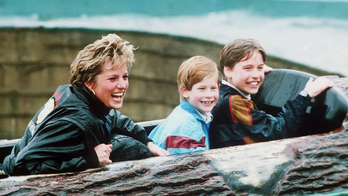 Prinzessin Diana mit ihren beiden Söhnen Prinz William und Prinz Harry im Thorpe Park auf der Wildwasserbahn.